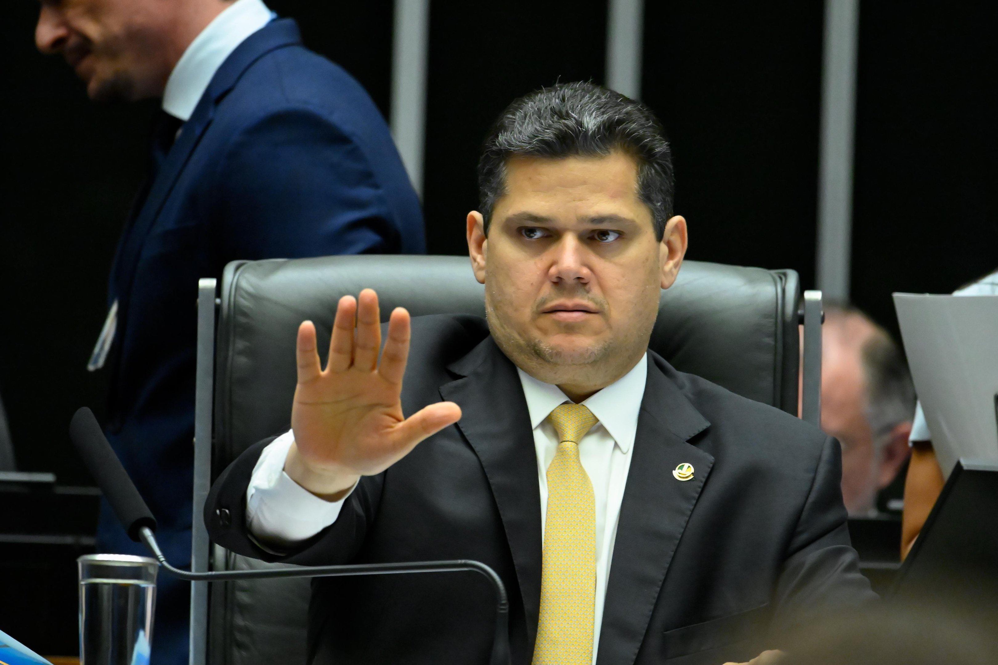 Conte&uacute;do dos trechos foram alterados recentemente na Lei Antifac&ccedil;&atilde;o, justifica Alcolumbre