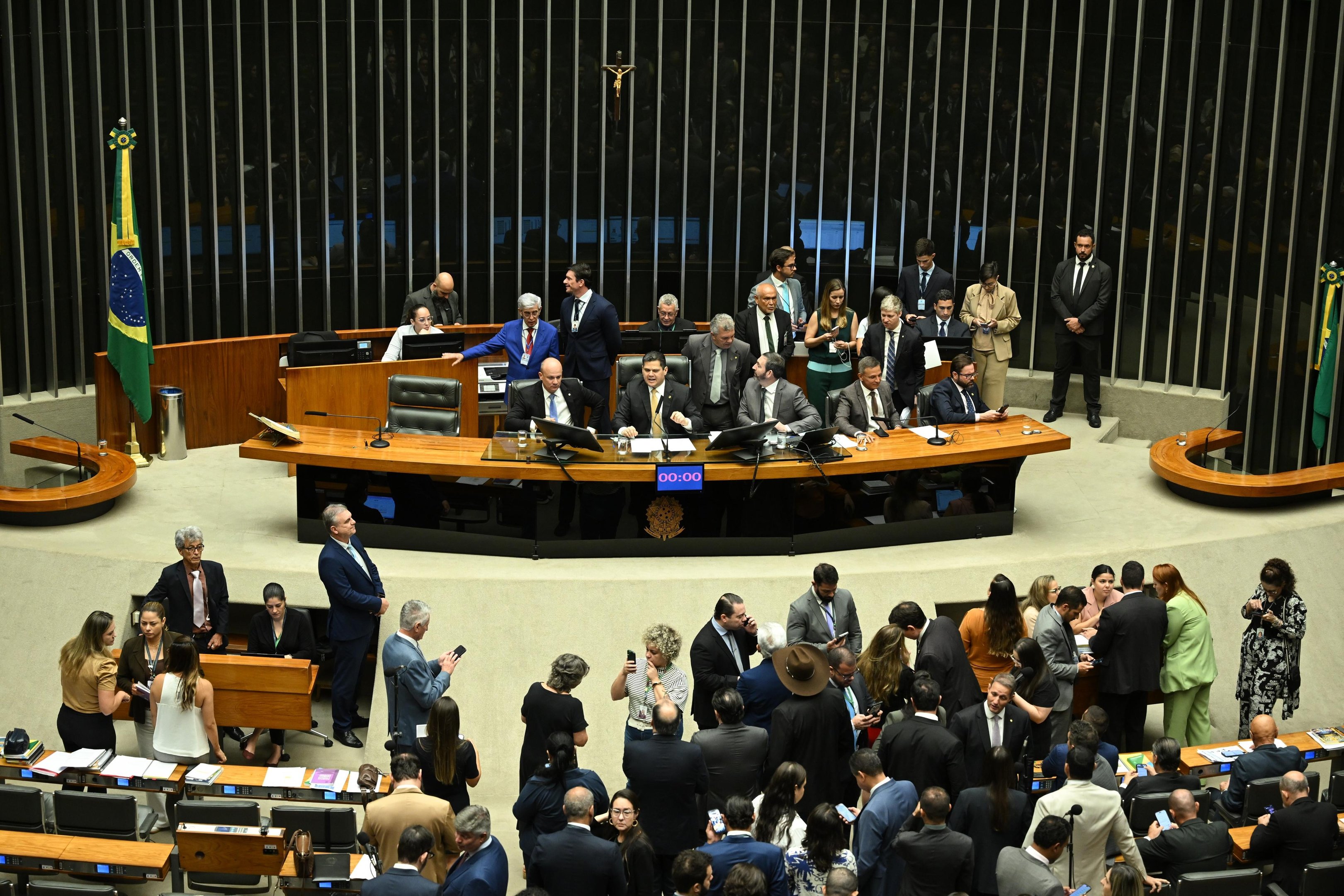 Derrubada do veto pode beneficiar Bolsonaro e outros condenados por tentativa de golpe