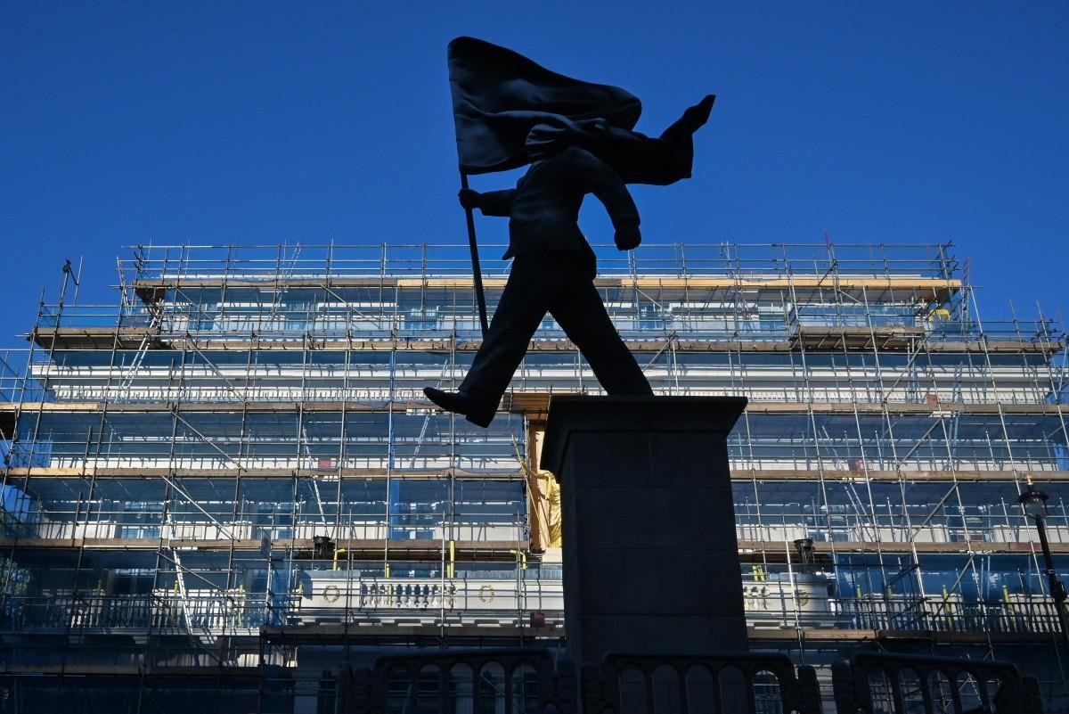 Uma est&aacute;tua que surgiu repentinamente, com a assinatura do artista de rua brit&acirc;nico Banksy gravada em sua base, &eacute; mostrada em Waterloo Place, no centro de Londres
