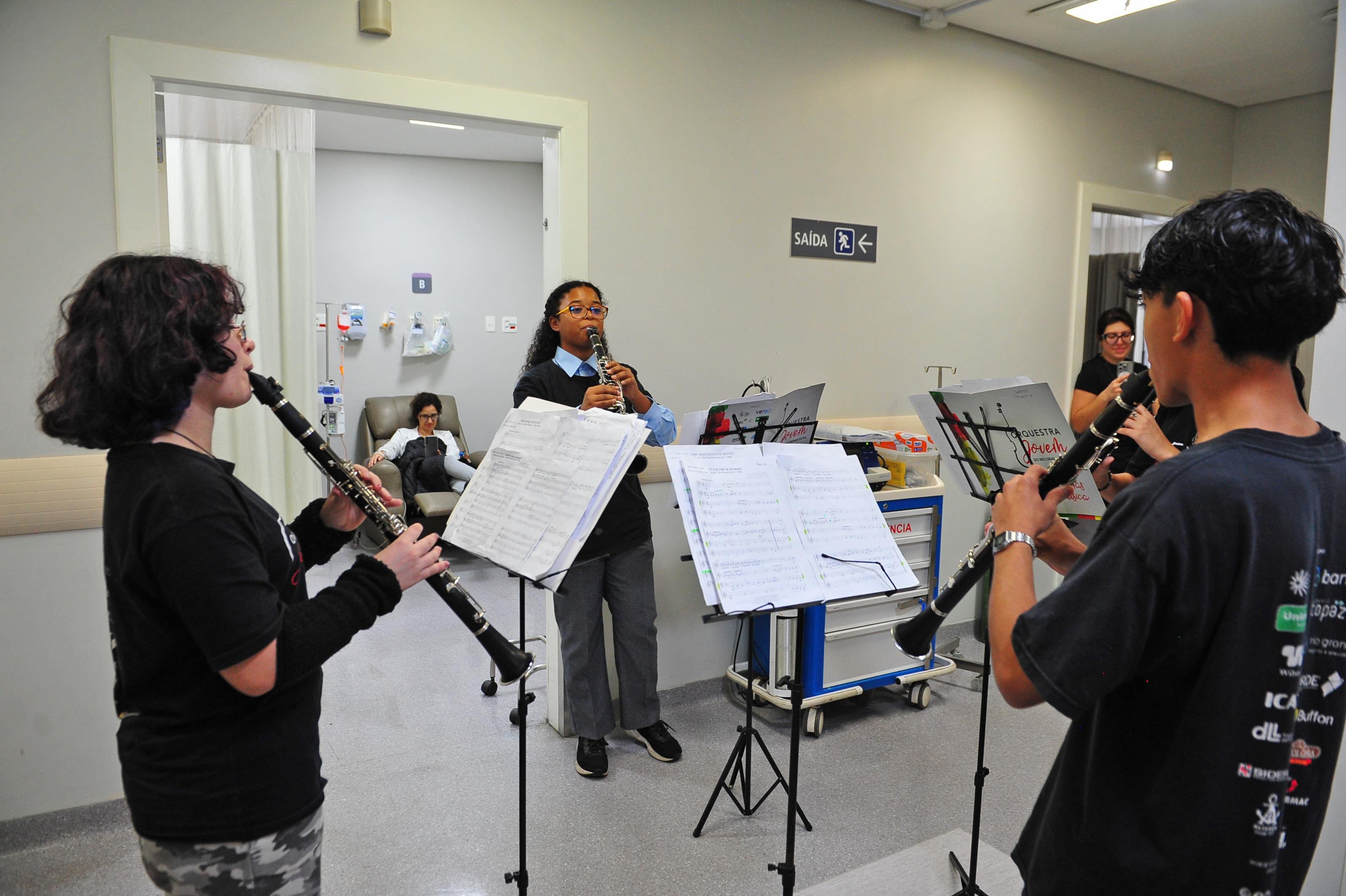 Orquestra Jovem do Rio Grande do Sul realizou apresenta&ccedil;&otilde;es no hospital Santa Rita para pacientes em tratamento oncol&oacute;gico