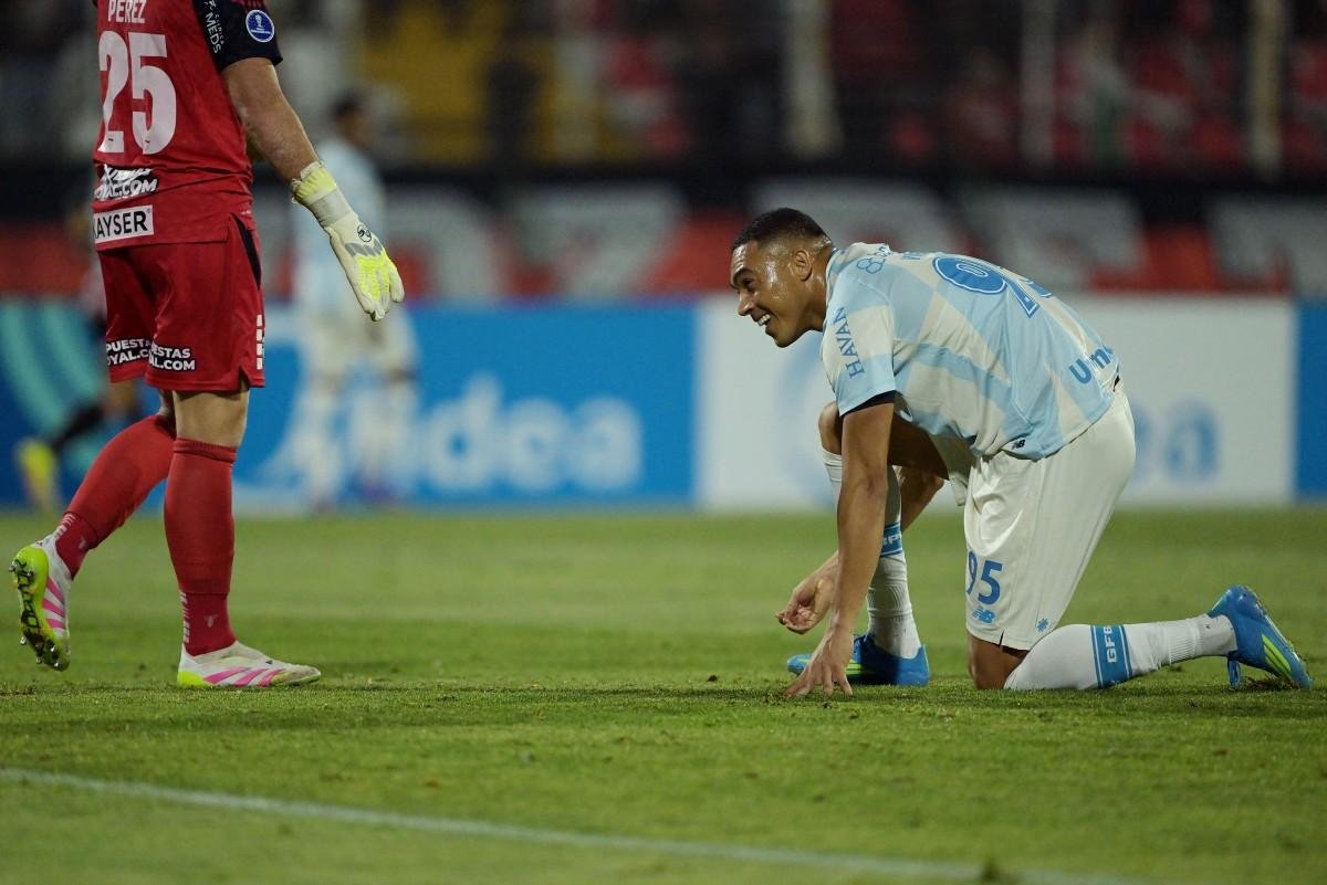 Carlos Vin&iacute;cius chegou a marcar um gol no fim do jogo, mas lance foi anulado