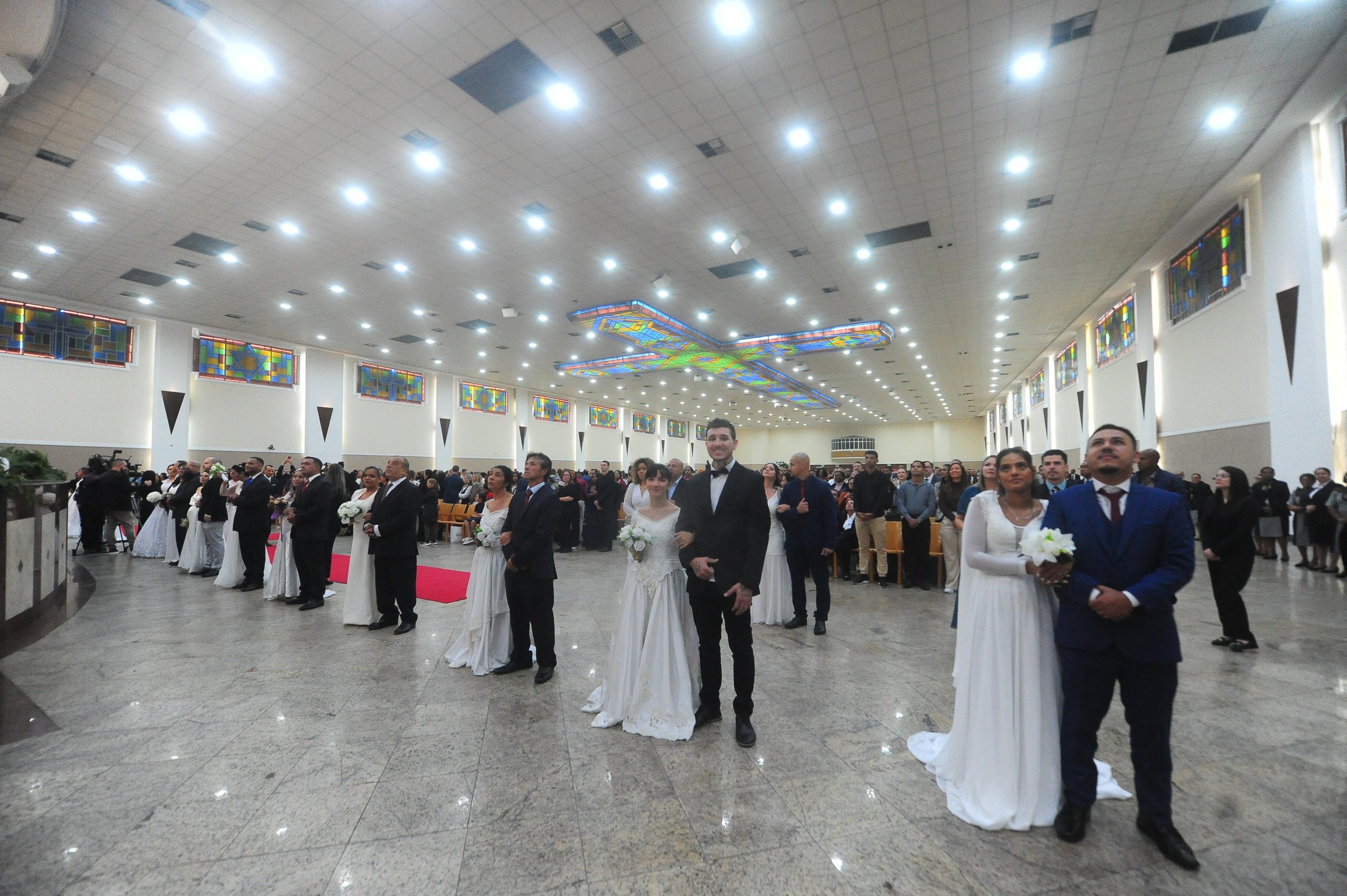 Catedral da Universal recebe celebra&ccedil;&atilde;o coletiva de casamentos em Porto Alegre