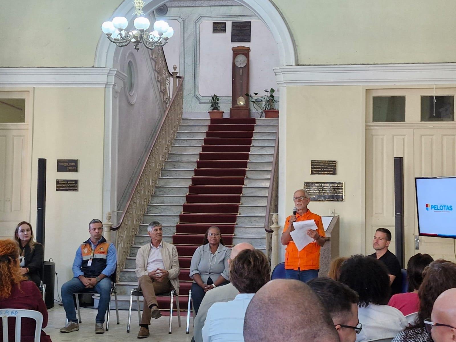O encontro reuniu autoridades, t&eacute;cnicos, especialistas de universidades e representantes da comunidade
