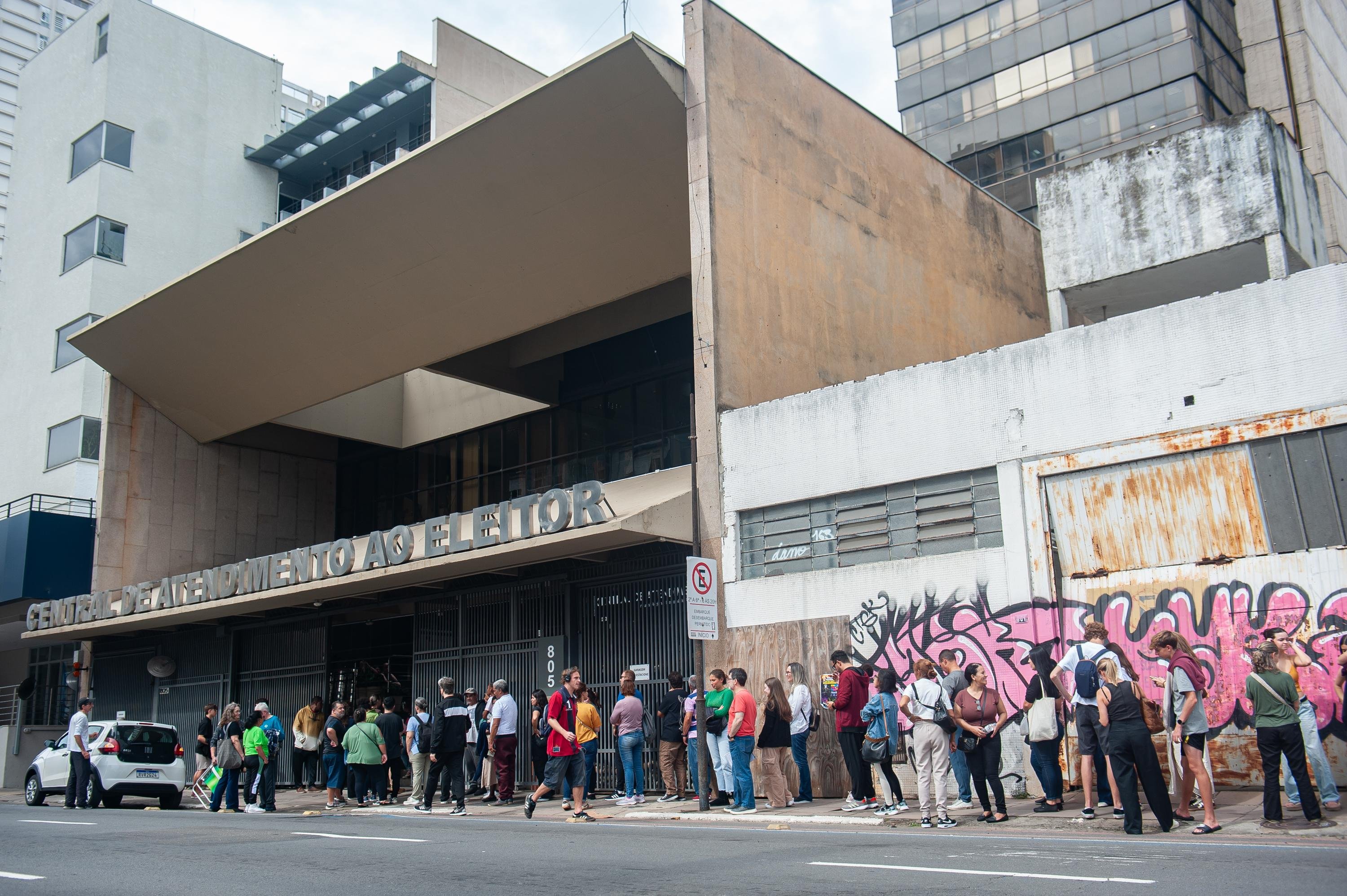 TRE realiza plant&atilde;o para regulariza&ccedil;&atilde;o do titulo de eleitor e grande fila de pessoas aguarda por atendimento