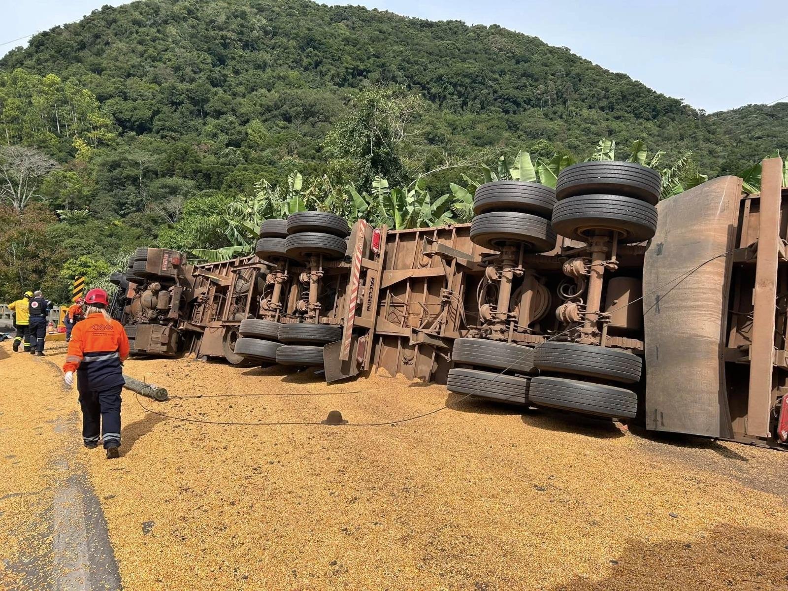 Acidente com carreta e moto deixa um morto em Carlos Barbosa