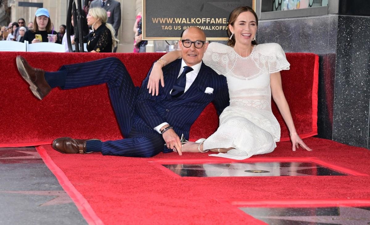 A atriz brit&acirc;nica-americana Emily Blunt e o ator americano Stanley Tucci posam para fotos junto &agrave;s suas estrelas na Cal&ccedil;ada da Fama