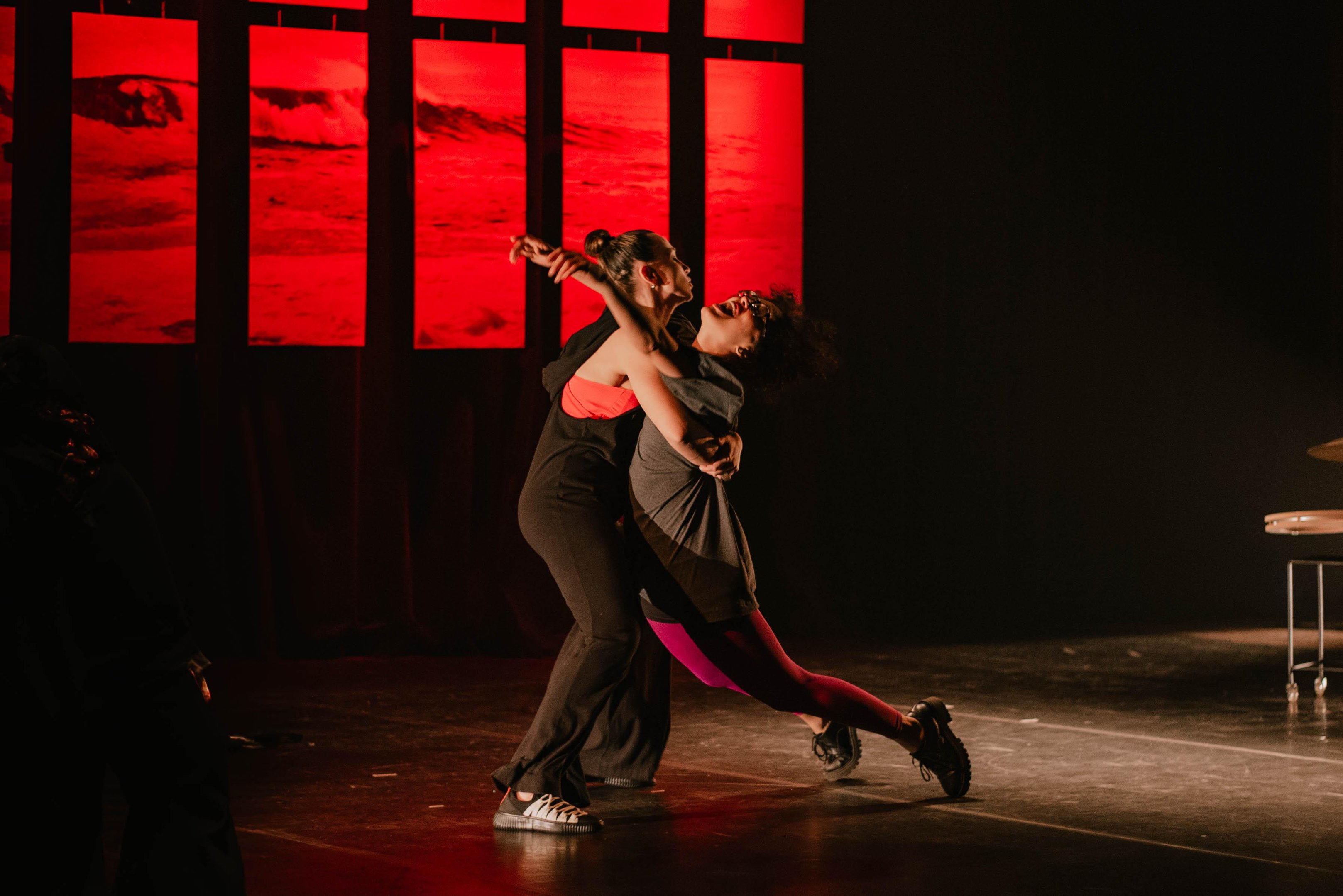 Gabriela Munhoz dan&ccedil;a desobedi&ecirc;ncia, com Paola Kirst, que faz trilha sonora e interven&ccedil;&otilde;es c&ecirc;nicas