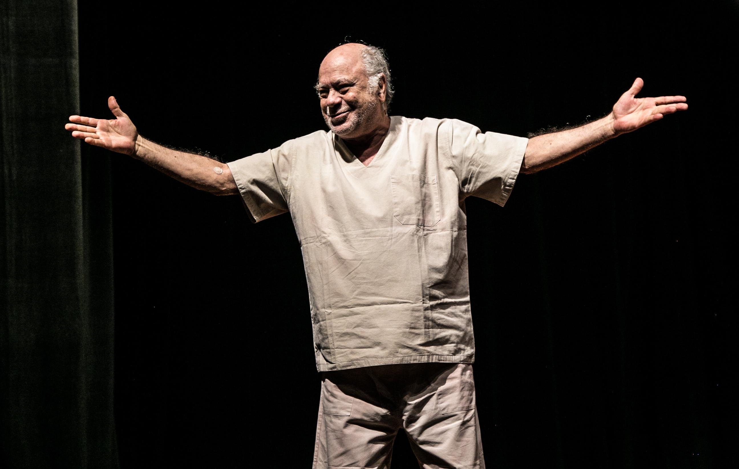 A pe&ccedil;a &lsquo;O Julgamento de S&oacute;crates&rsquo;, com Tonico Pereira, foi apresentada no Theatro S&atilde;o Pedro em 2019