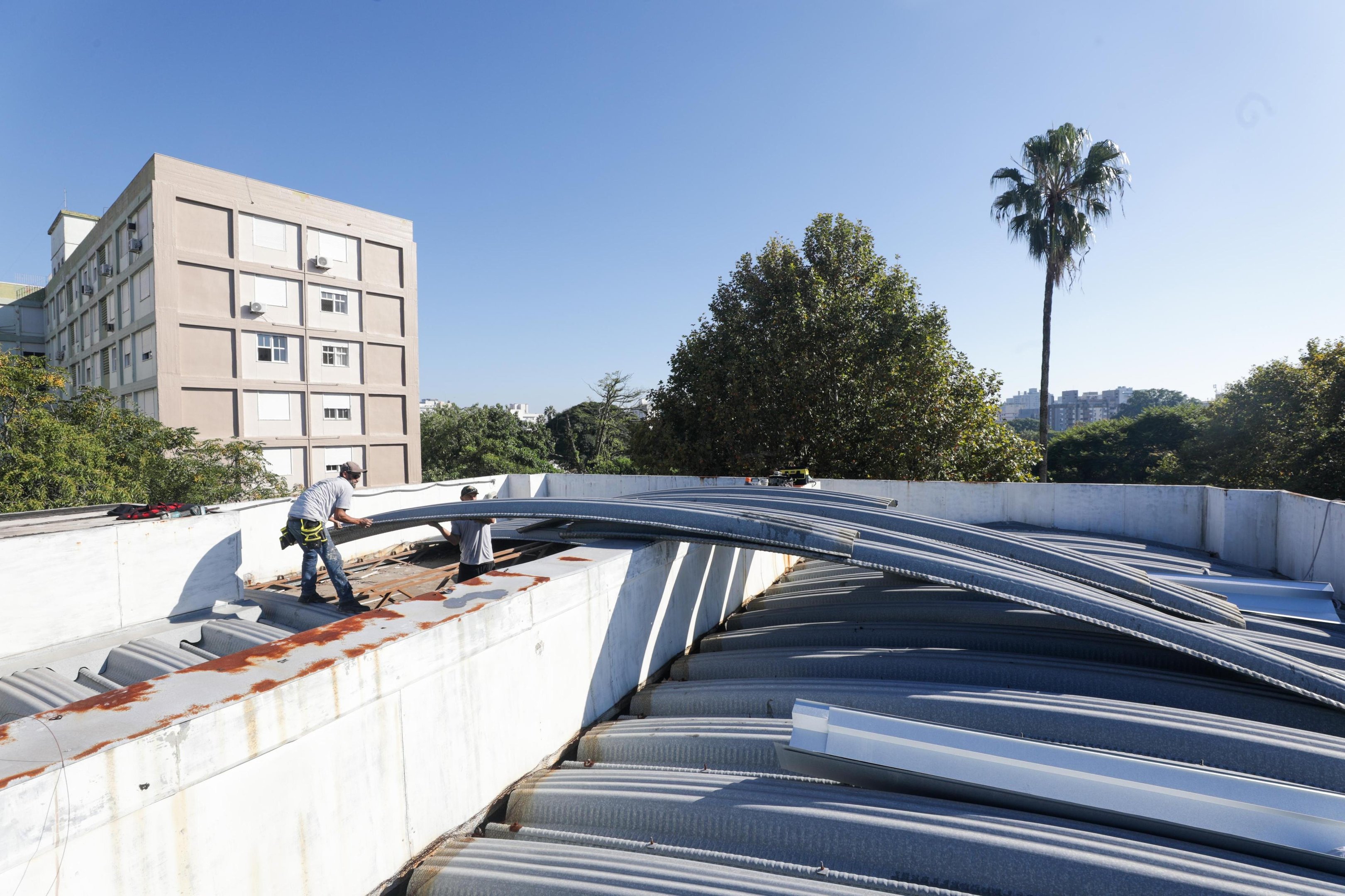 A calha quebrada tem dez metros e foi substitu&iacute;da por outra calha de material galvanizado