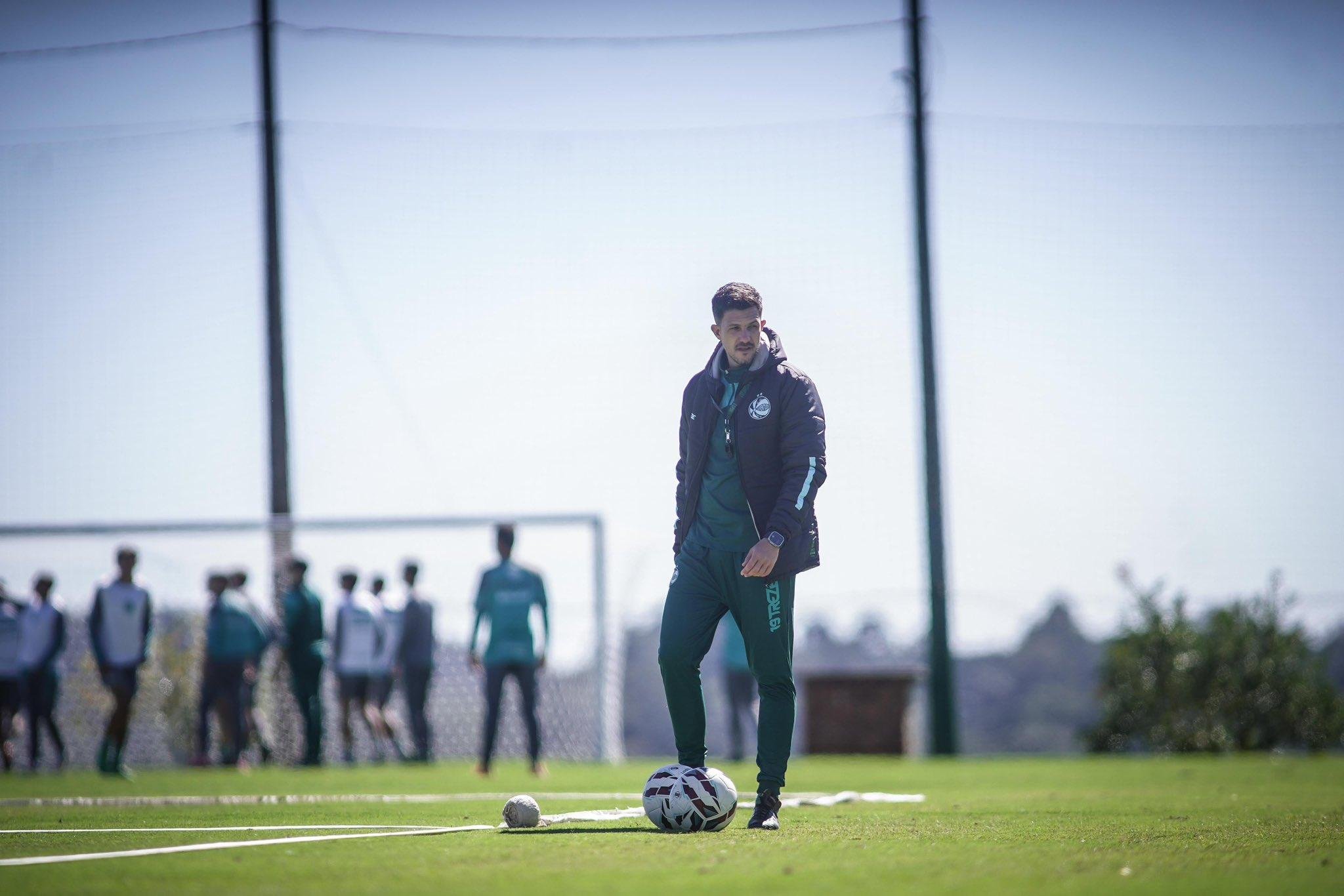 Equipe do t&eacute;ncico Maur&iacute;cio Barbieri vem de tr&ecirc;s vit&oacute;rias seguidas na S&eacute;rie B