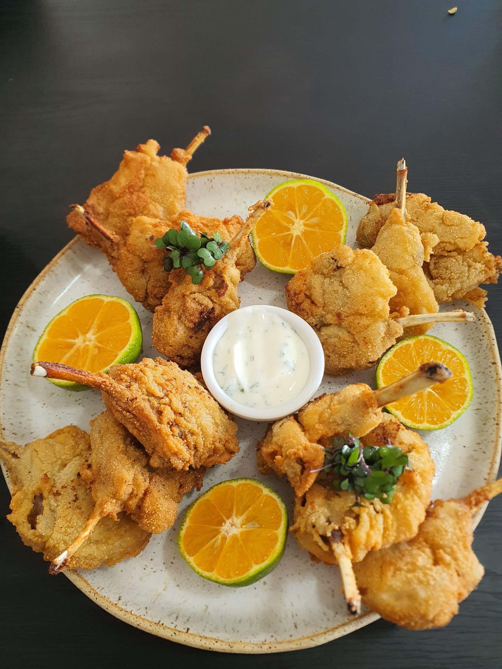 Receita leva marinada com leite, vinho e lim&atilde;o, al&eacute;m de molho de iogurte com hortel&atilde; para equilibrar o sabor do cordeiro
