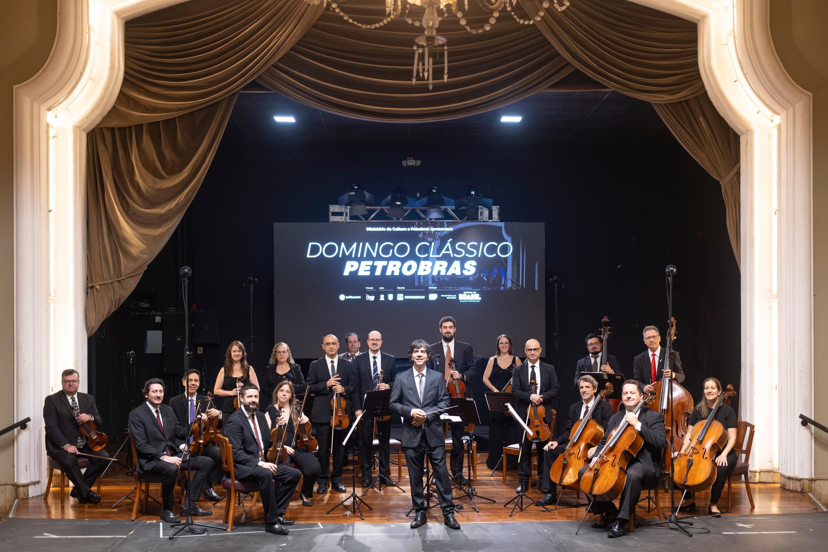 Orquestra de C&acirc;mara da Ulbra tem Tiago Flores (C) na reg&ecirc;ncia