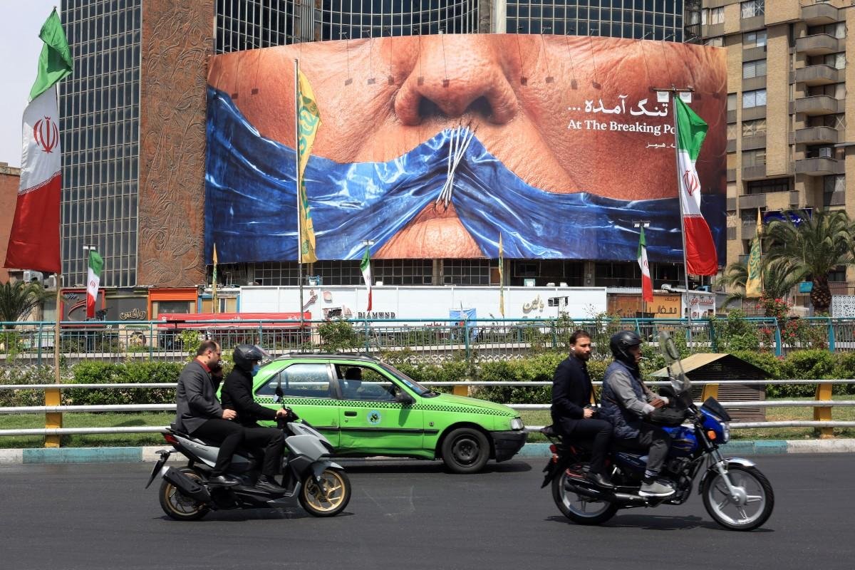 Outdoor instalado em um pr&eacute;dio na Pra&ccedil;a Valiasr, em Teer&atilde;, faz provoca&ccedil;&atilde;o a Trump