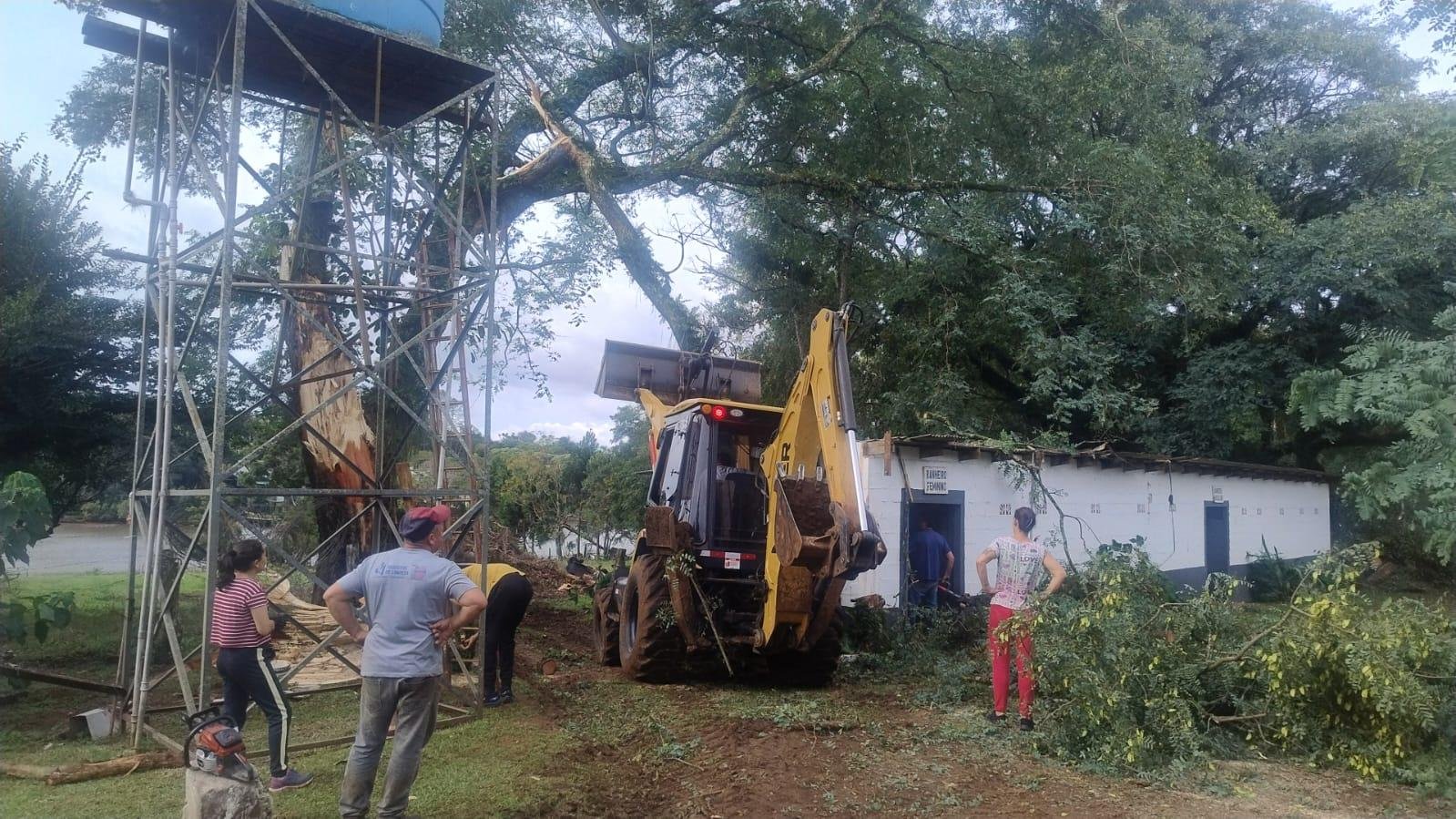 Prefeitura segue neste domingo auxiliando na retirada de &aacute;rvores de cima dos telhados em Ernestina