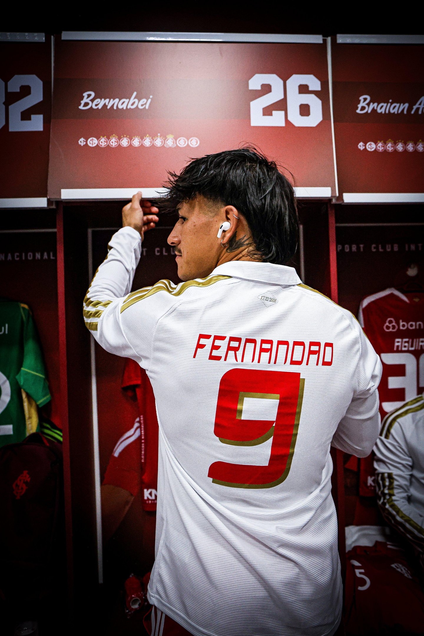 Na chegada ao Beira-Rio, Bernabei usou a camiseta com o nome e o n&uacute;mero de Fernand&atilde;o nas costas