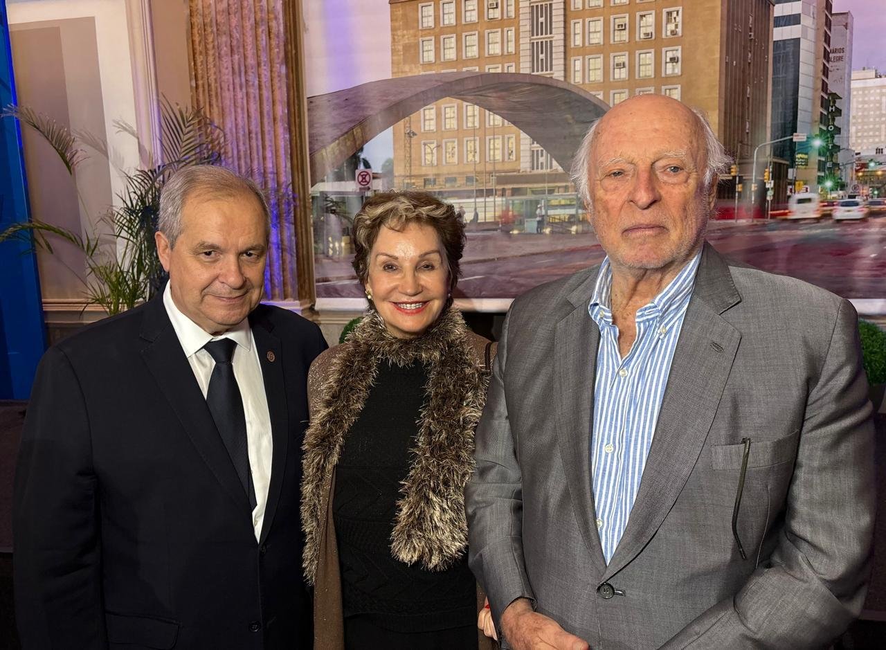 Jos&eacute; Paulo Martins, novo presidente da Associa&ccedil;&atilde;o Comercial de Porto Alegre,&nbsp; com Maria Elena e Jorge Gerdau Johannpeter, em noite da posse na entidade
