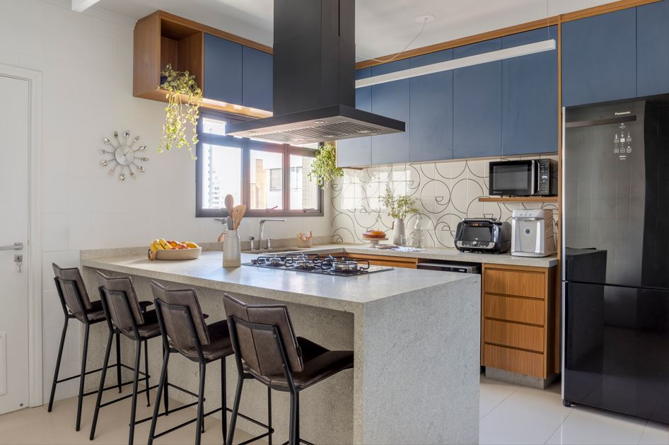 Azul mineral da marcenaria laminada harmoniza com granito branco-ita&uacute;nas escovado em destaque na bancada