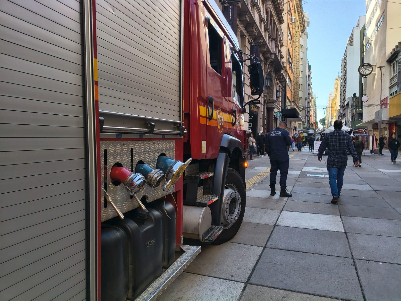 Inc&ecirc;ndio atinge loja de cosm&eacute;ticos no Centro de Porto Alegre