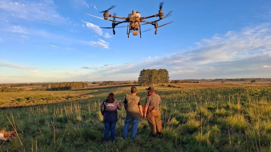 Tarifa de 100% ser&aacute; aplicada a sistemas de aeronaves n&atilde;o tripuladas com peso de decolagem superior a 25 kg, aos equipados com c&acirc;meras t&eacute;rmicas, a esta&ccedil;&otilde;es de acoplamento para drones e a outros componentes