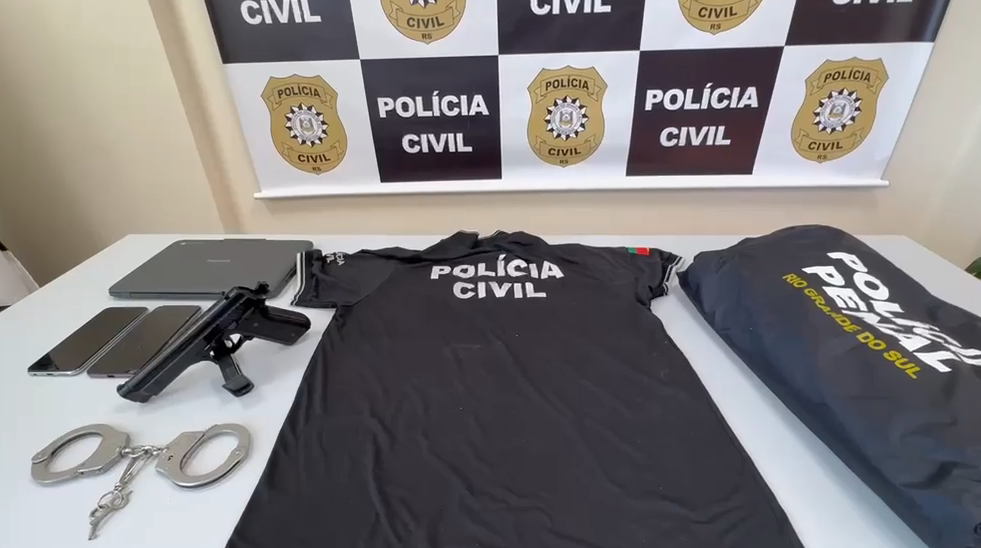 Dupla que se passava por policiais foram presos com colete da Pol&iacute;cia Civil, uma jaqueta da pol&iacute;cia penal, sumilacro de arma de fogo, algema e celulares