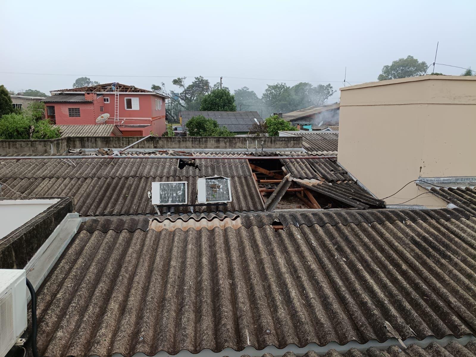 Durante o temporal, ois aparelhos de ar-condicionado e 70 telhas foram deslocadas pela for&ccedil;a do vento