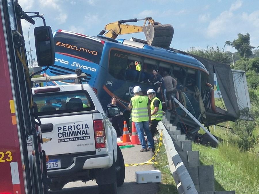 Na colis&atilde;o, que envolveu um &ocirc;nibus e uma carreta, morreram 11 pessoas e outras 11 ficaram feridas