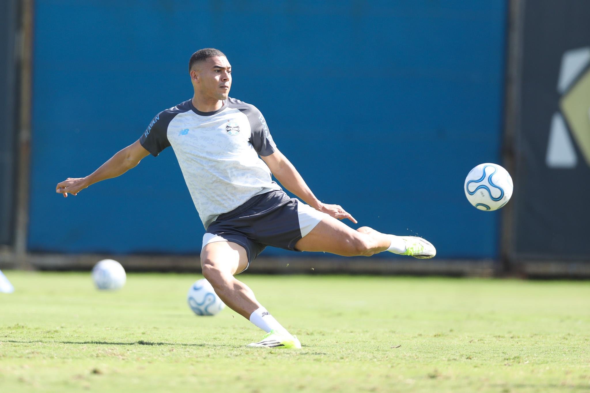 Carlos Vin&iacute;cius deve voltar ao time na Argentina