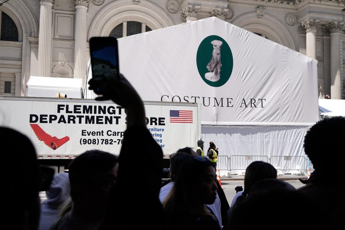 Pessoas se re&uacute;nem em frente ao Metropolitan Museum of Art antes do Met Gala de 2026, que celebra a "Arte do Figurino"