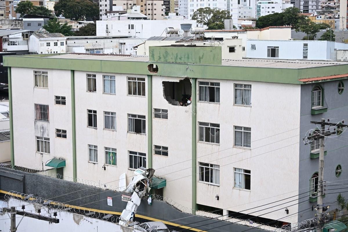 De acordo com o Corpo de Bombeiros, cinco pessoas estavam na aeronave