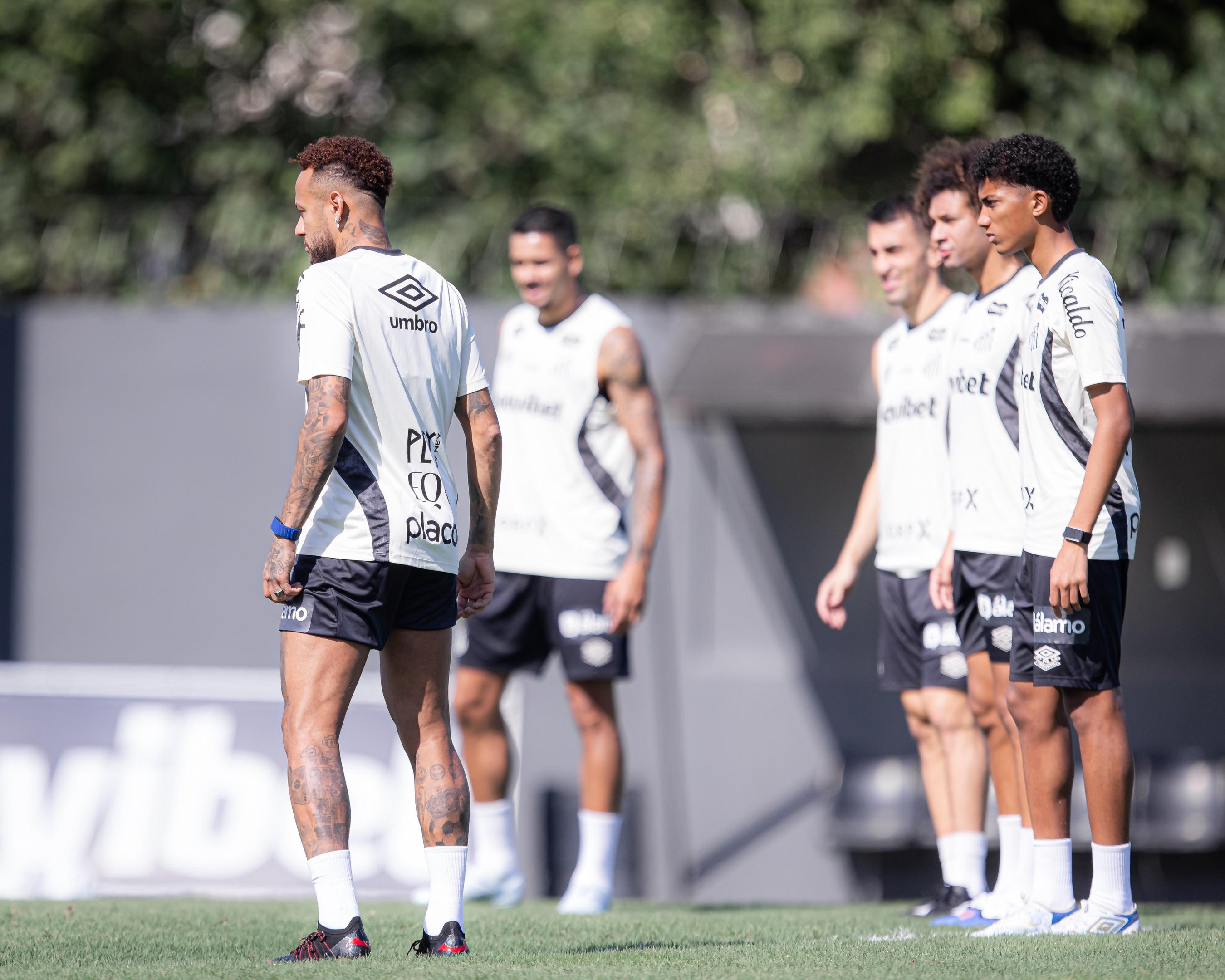 Neymar e Robinho Jr, &uacute;ltimo &agrave; direita, teriam se estranhado em treino do Santos