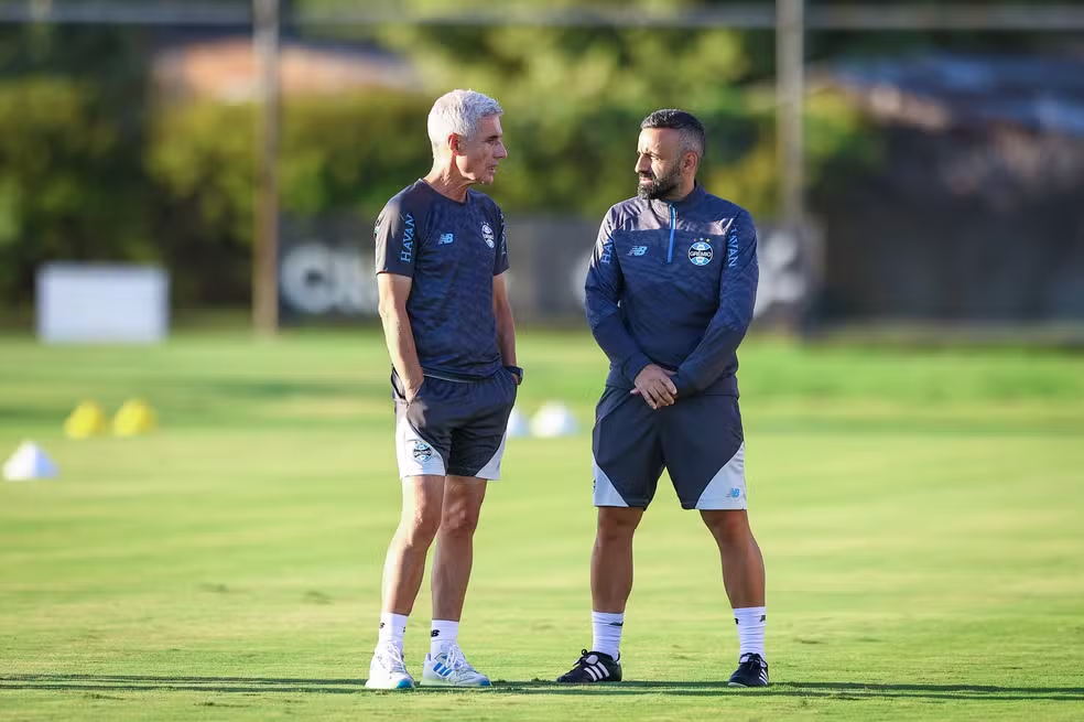 Lu&iacute;s Castro e Vitor Severino em treino do Gr&ecirc;mio