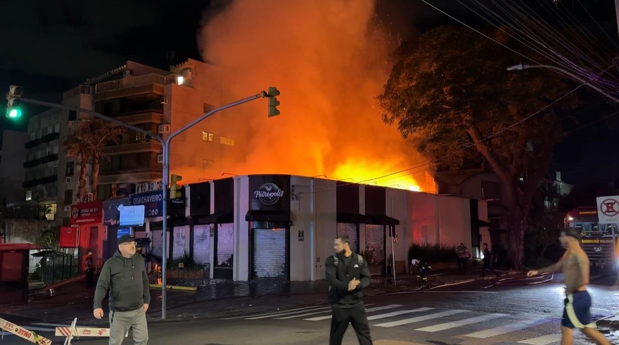 Chamas destru&iacute;ram padaria que fica na zona Leste de Porto Alegre