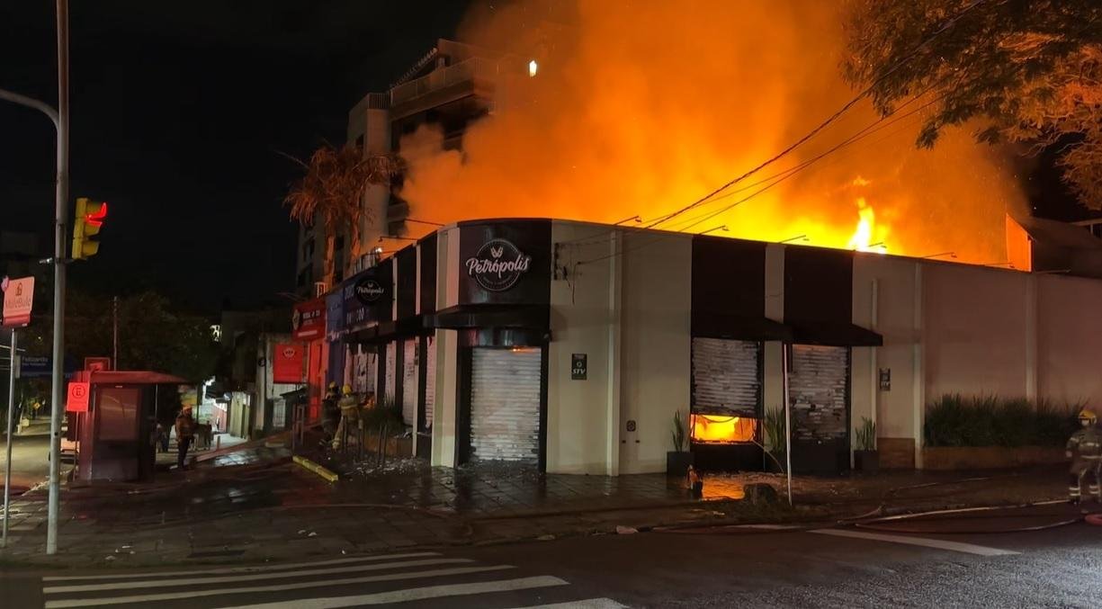 Inc&ecirc;ndio destruiu padaria popular no bairro Jardim Bot&acirc;nico