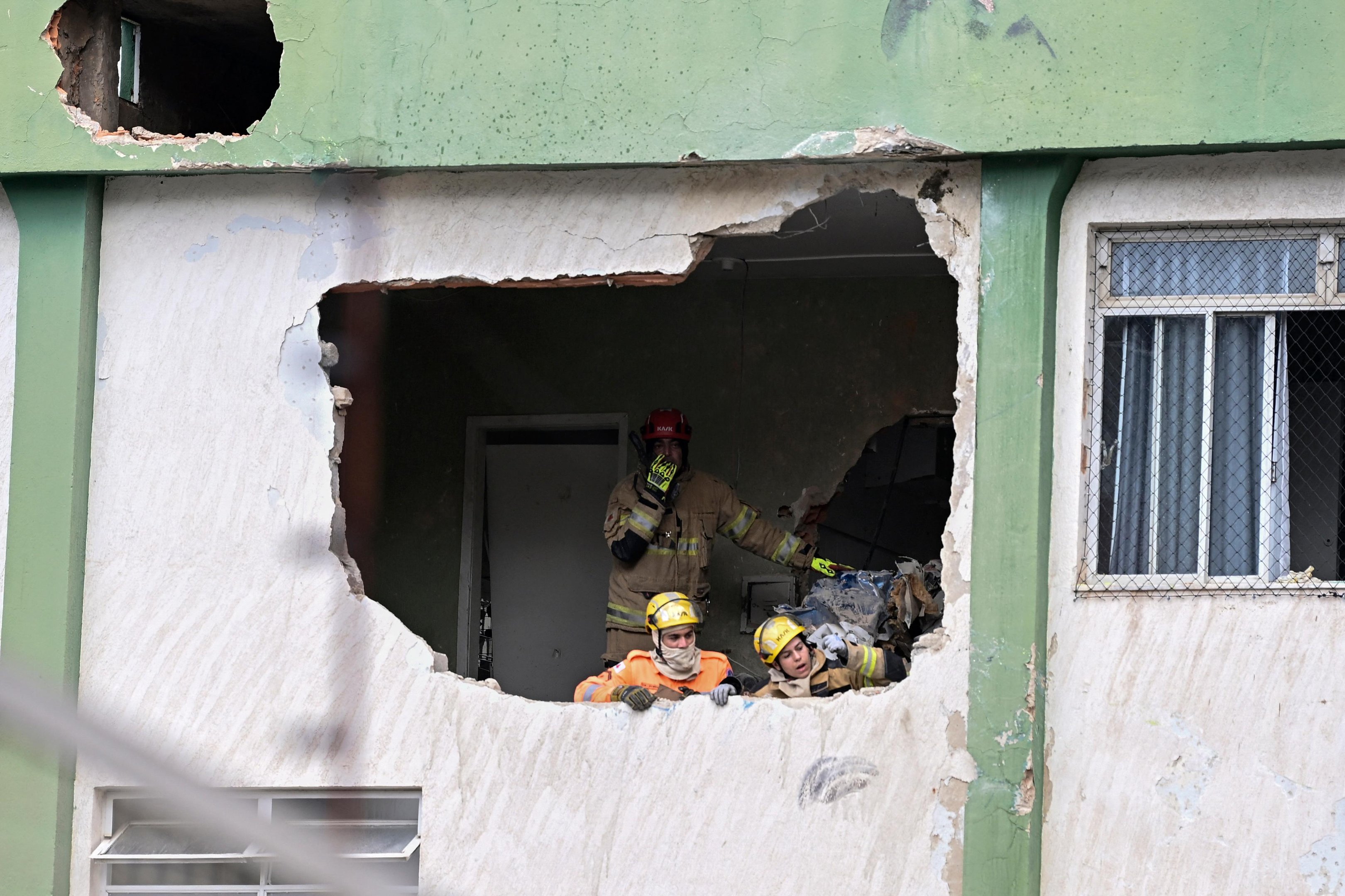 Monomotor atingiu pr&eacute;dio residencial no bairro Silveira, em Belo Horizonte