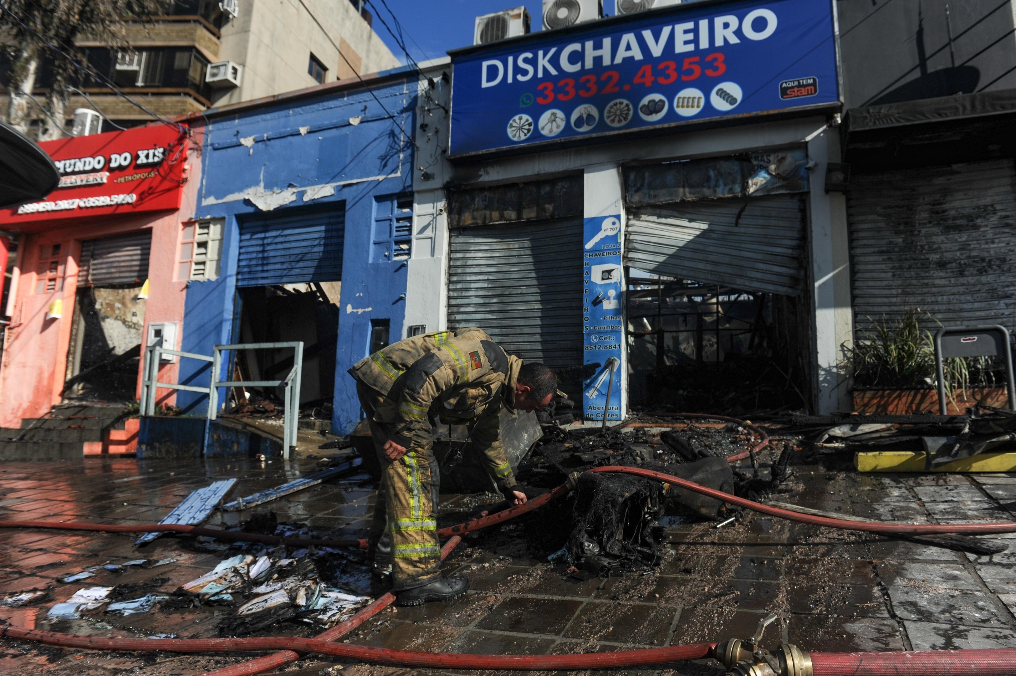 Inc&ecirc;ndio atinge tr&ecirc;s estabelecimentos na zona Leste de Porto Alegre