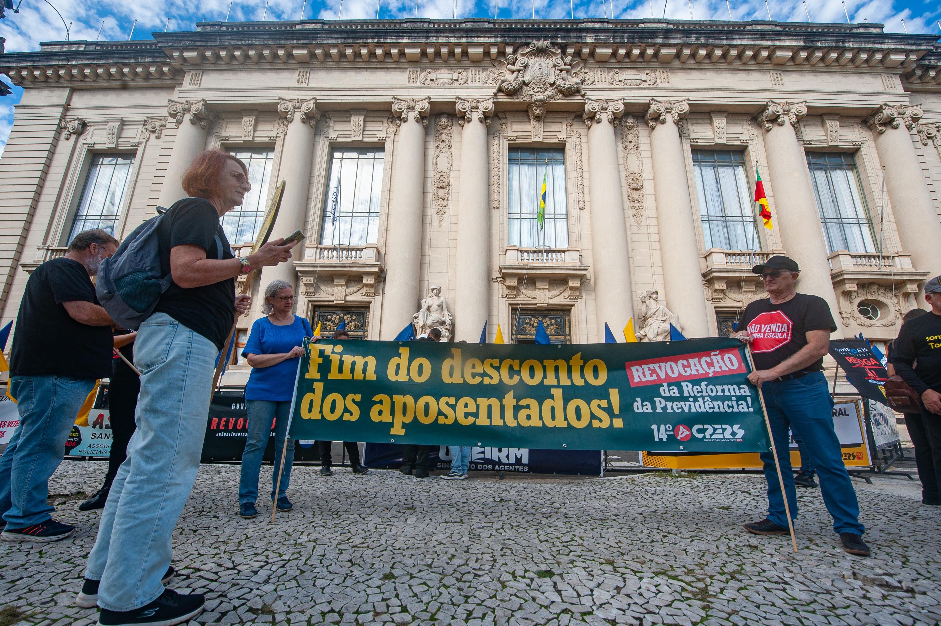 Ato em frente ao Pal&aacute;cio Piratini deve reune aposentados, pensionistas e militares da reserva pelo fim do desconto previdenci&aacute;rio