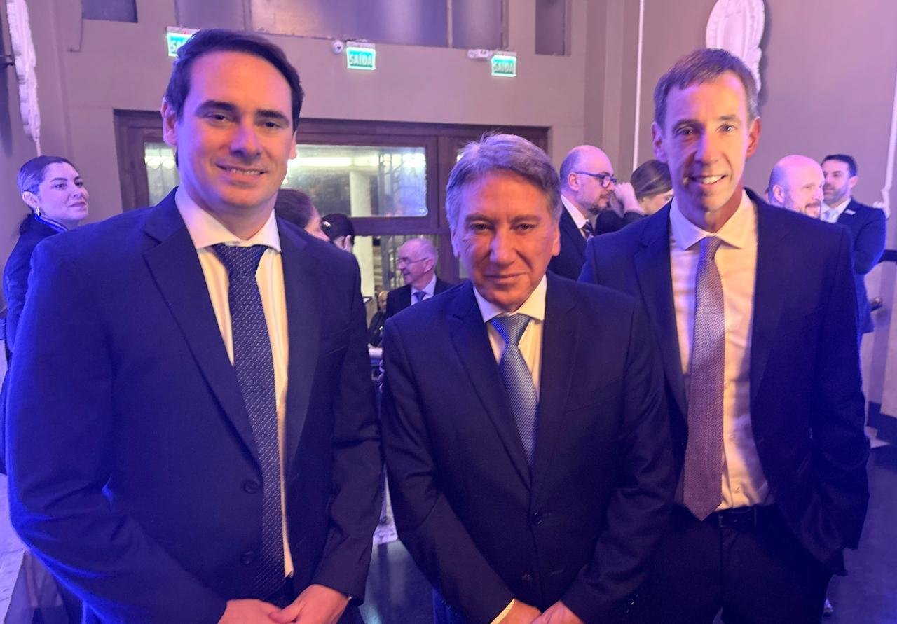 Rafael&nbsp;Goellner Garcia, novo presidente do Sinduscon, com Germano Rigotto e Claudio Teitelbaum, no jantar de posse da nova diretoria da entidade