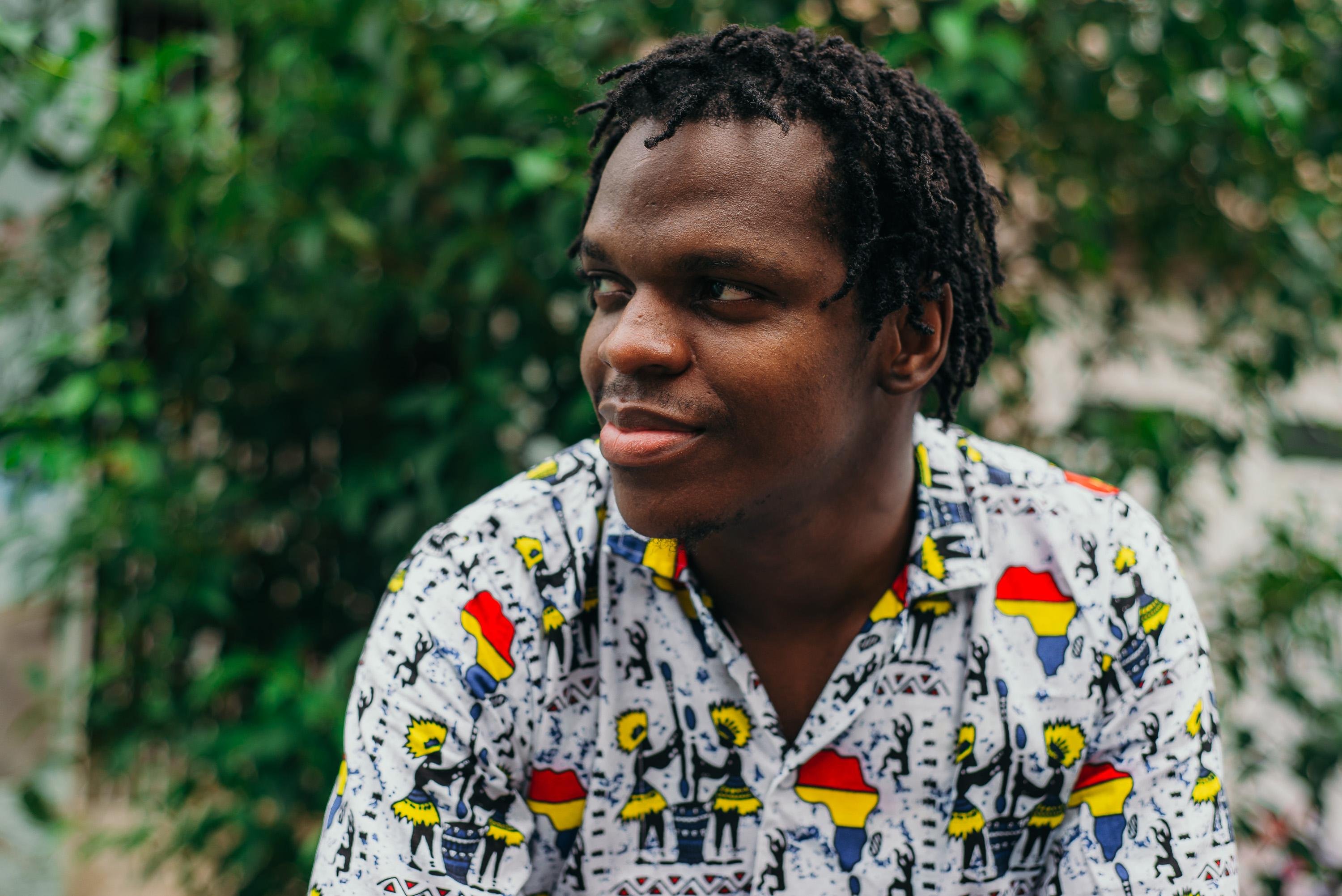 O trabalho do rapper angolano chamou aten&ccedil;&atilde;o de artistas como Negra Jaque, Rafa Rafuagi e Paulo Dioniso