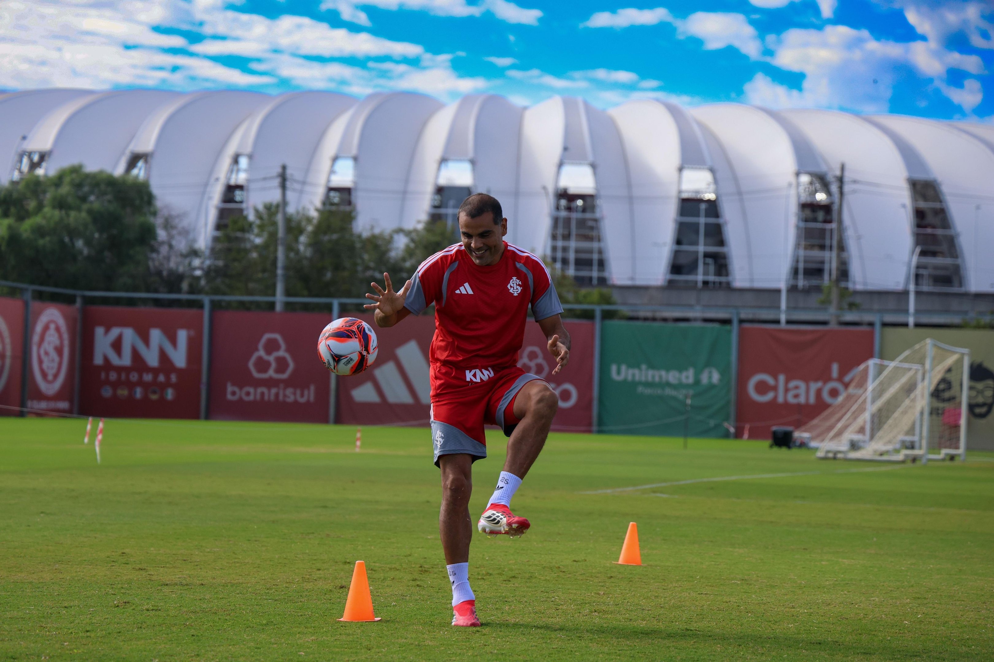 Gabriel Mercado voltou aos treinos no CT Parque Gigante