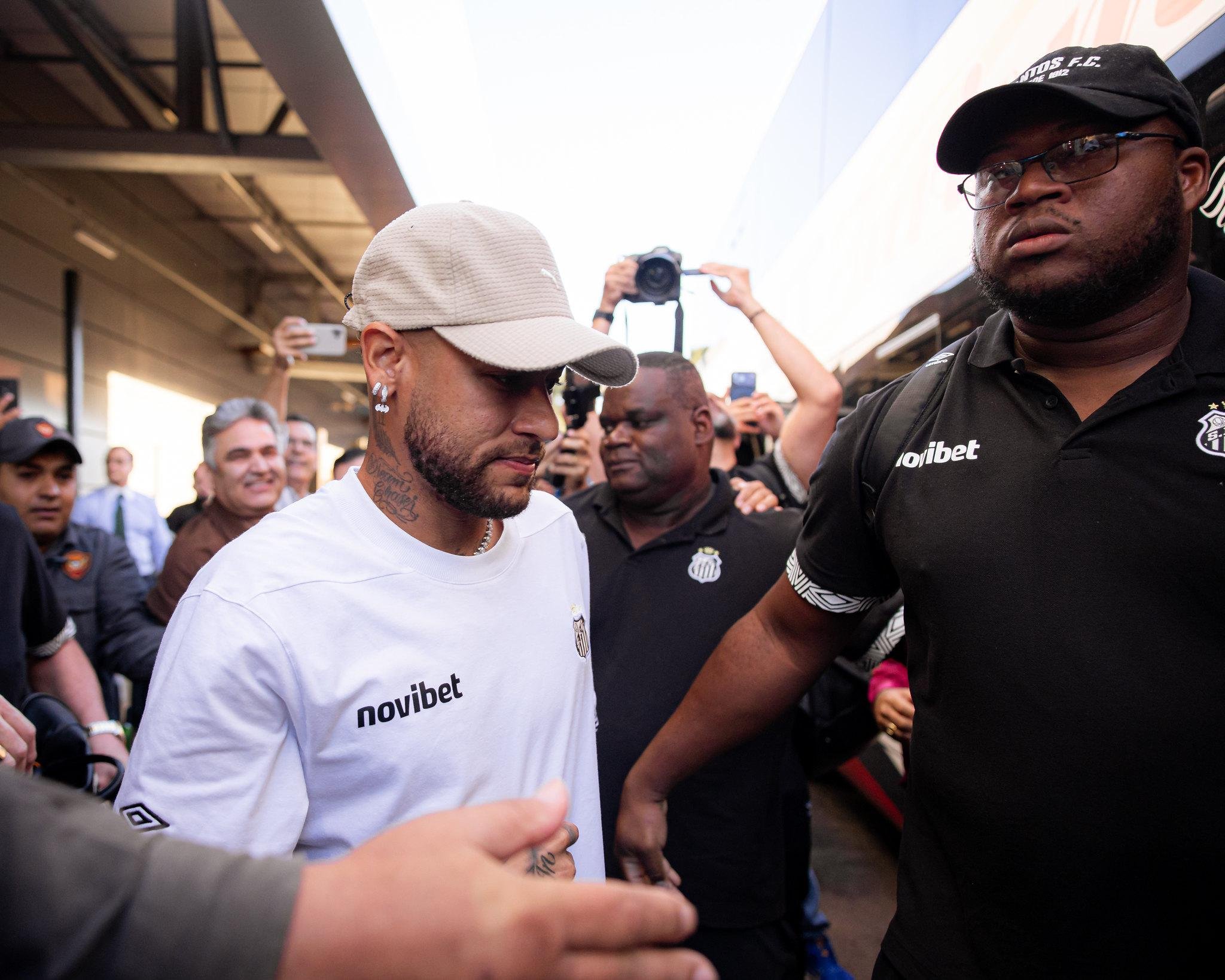 Neymar se v&ecirc; mais uma vez no centro de uma crise desde sua volta ao Brasil