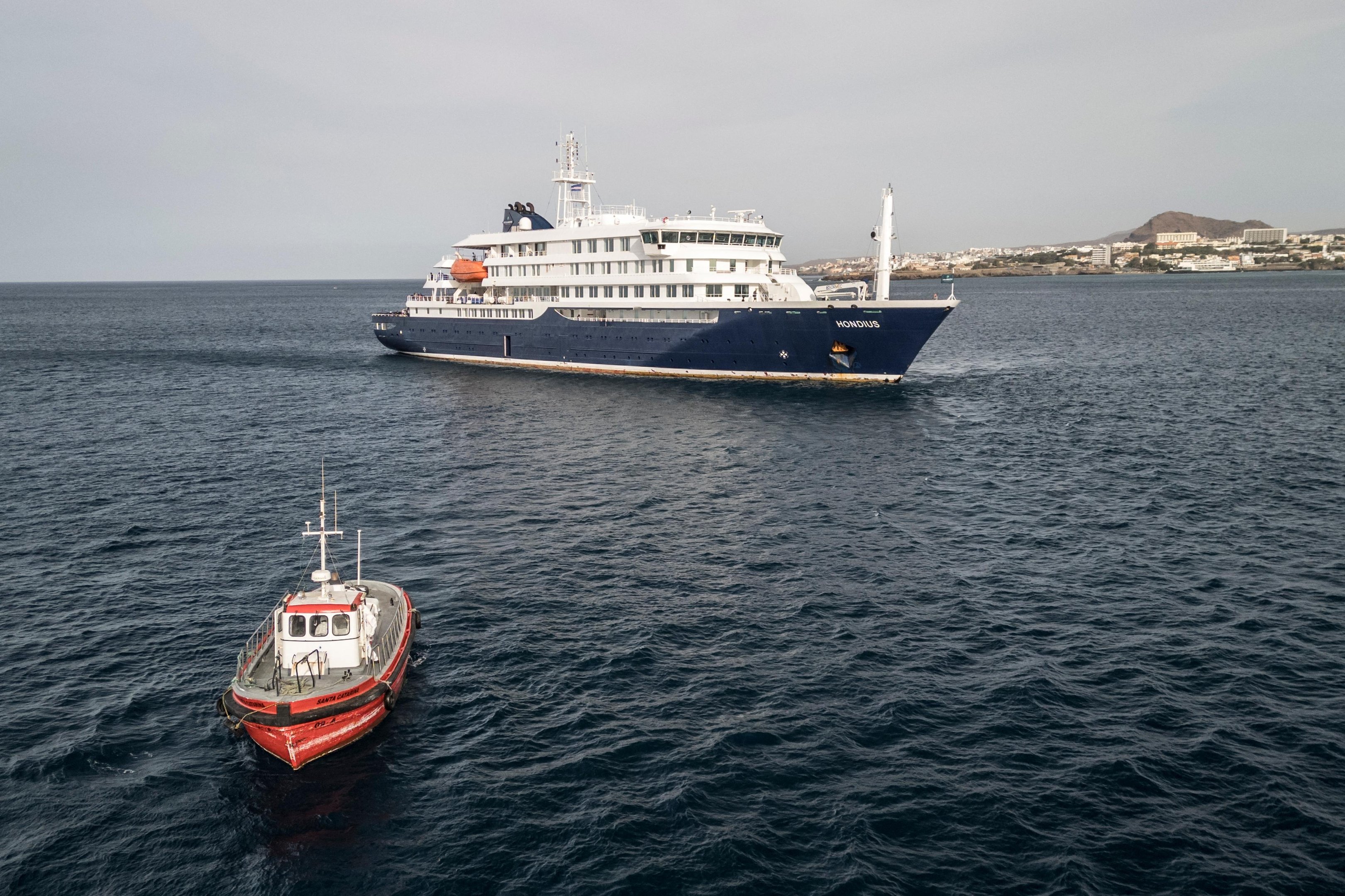 Ap&oacute;s a retirada dos passageiros, o navio MV Hondius seguir&aacute; para as Ilhas Can&aacute;rias