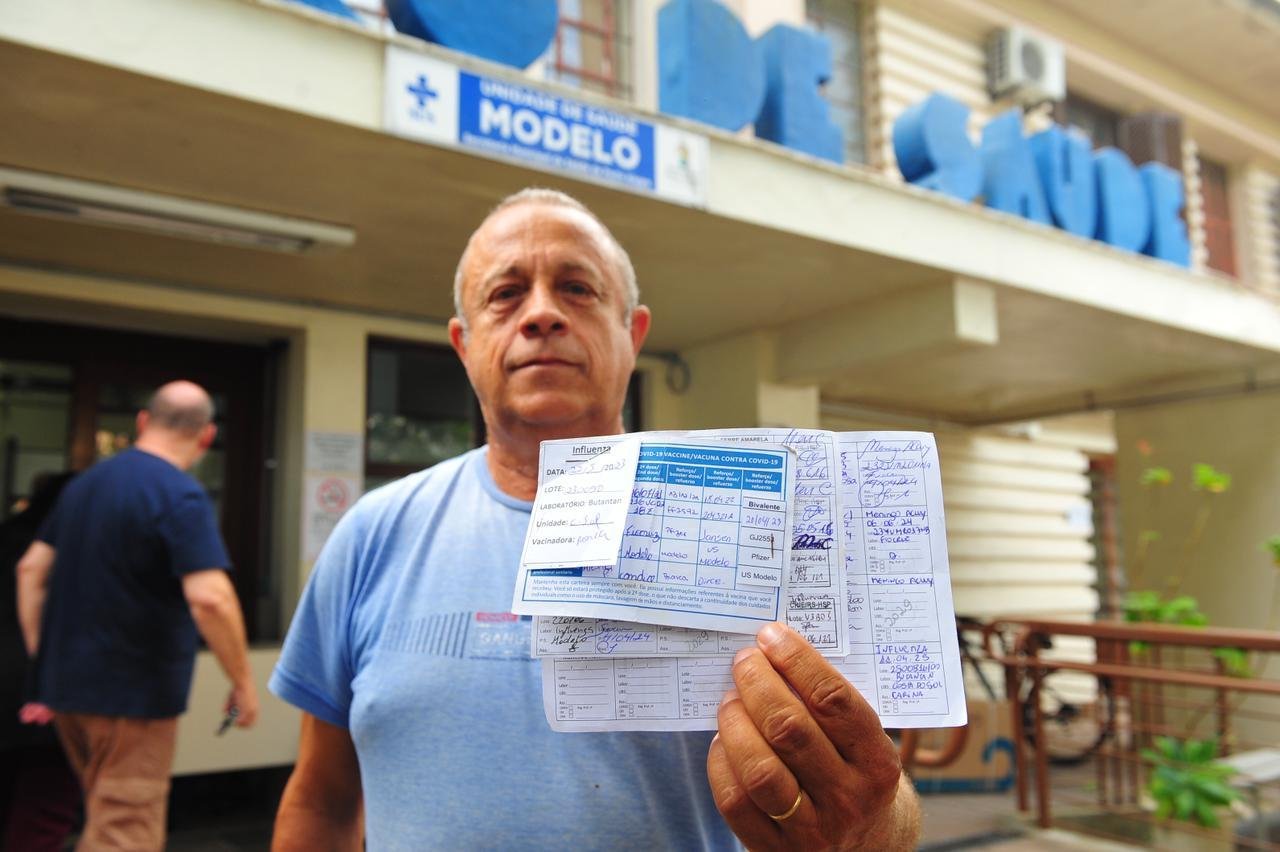 O aposentado Delfino Paz, de 58 anos, veio de Cidreira a Porto Alegre para conseguir ser vacinado, mas precisou dar meia volta quando chegou ao Centro de Sa&uacute;de Modelo