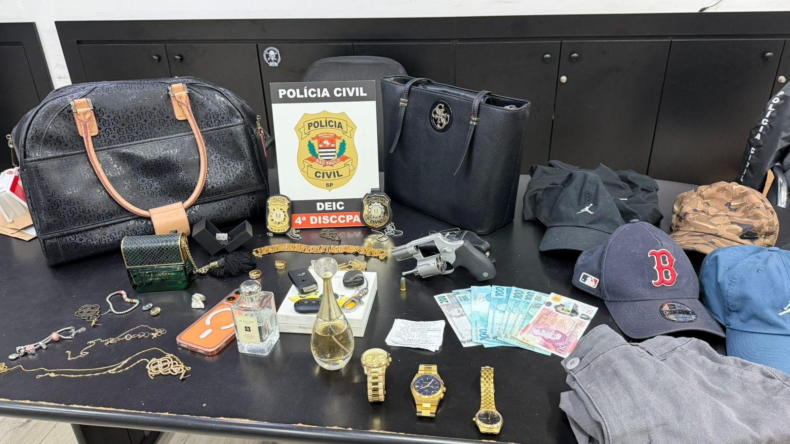 Opera&ccedil;&atilde;o Troia apreendeu diversos bens de elevado valor, entre eles bolsas de grife, e um rev&oacute;lver, subtra&iacute;do durante a a&ccedil;&atilde;o criminosa