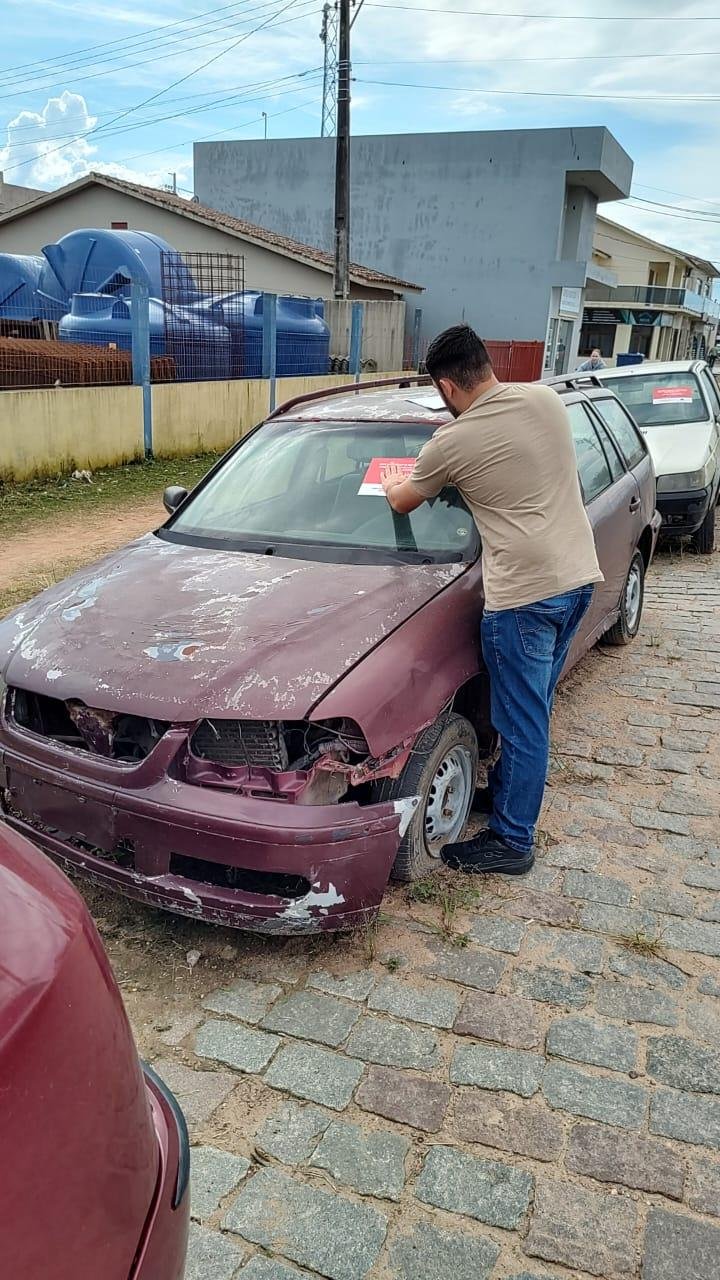 No primeiro dia da implanta&ccedil;&atilde;o da lei, 15 ve&iacute;culos foram adesivados