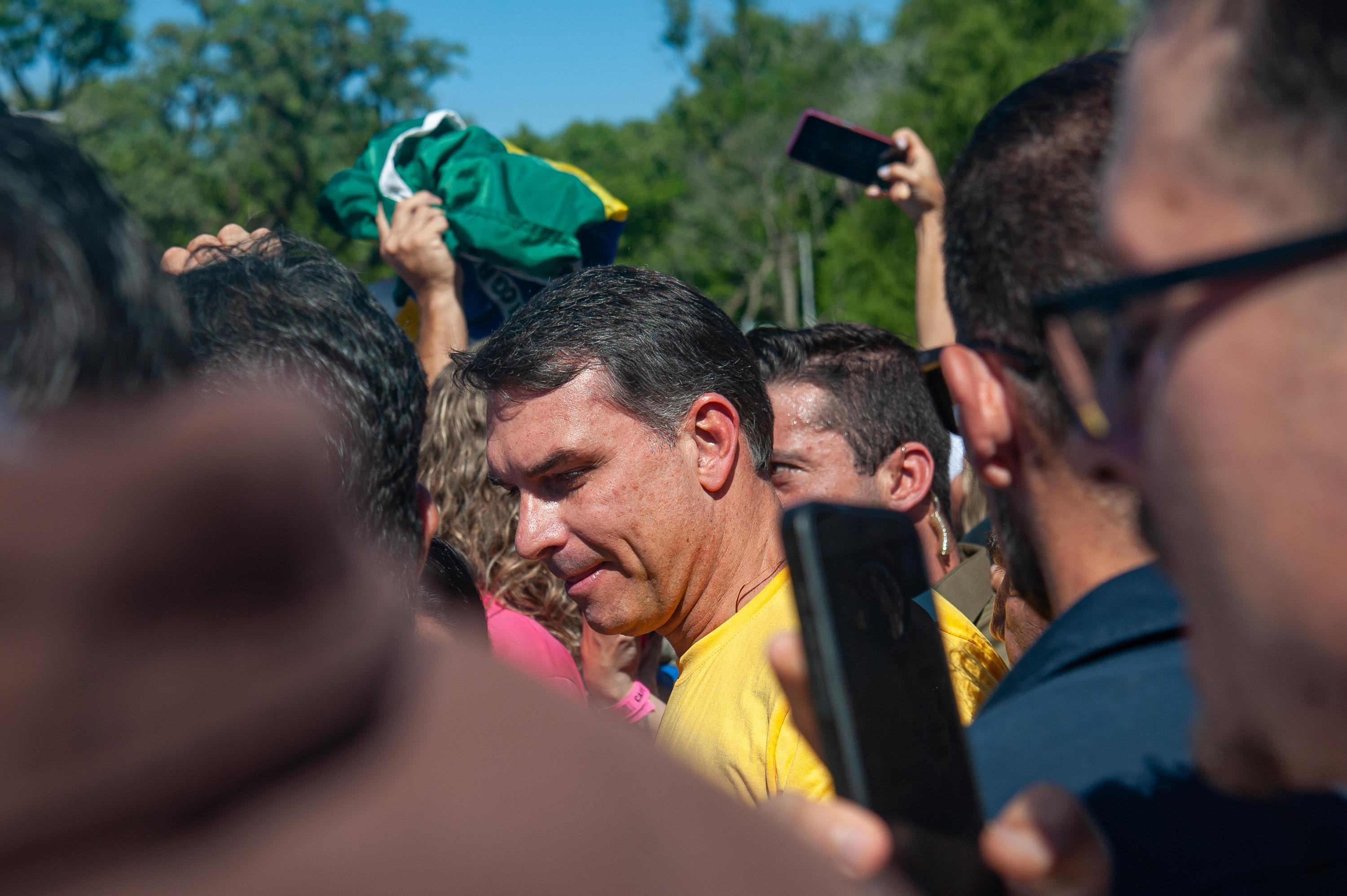 Fl&aacute;vio Bolsonaro refor&ccedil;a defesa de redu&ccedil;&atilde;o de maioridade penal com grada&ccedil;&otilde;es de 14 e 16 anos