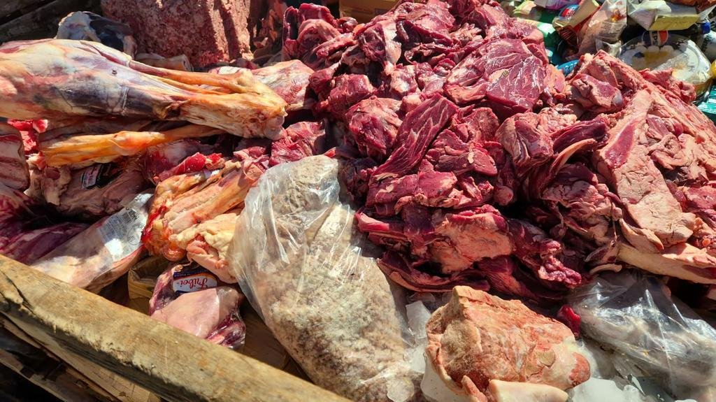Entre os alimentos impr&oacute;prios para consumo apreendidos pela For&ccedil;a-Tarefa estavam carnes