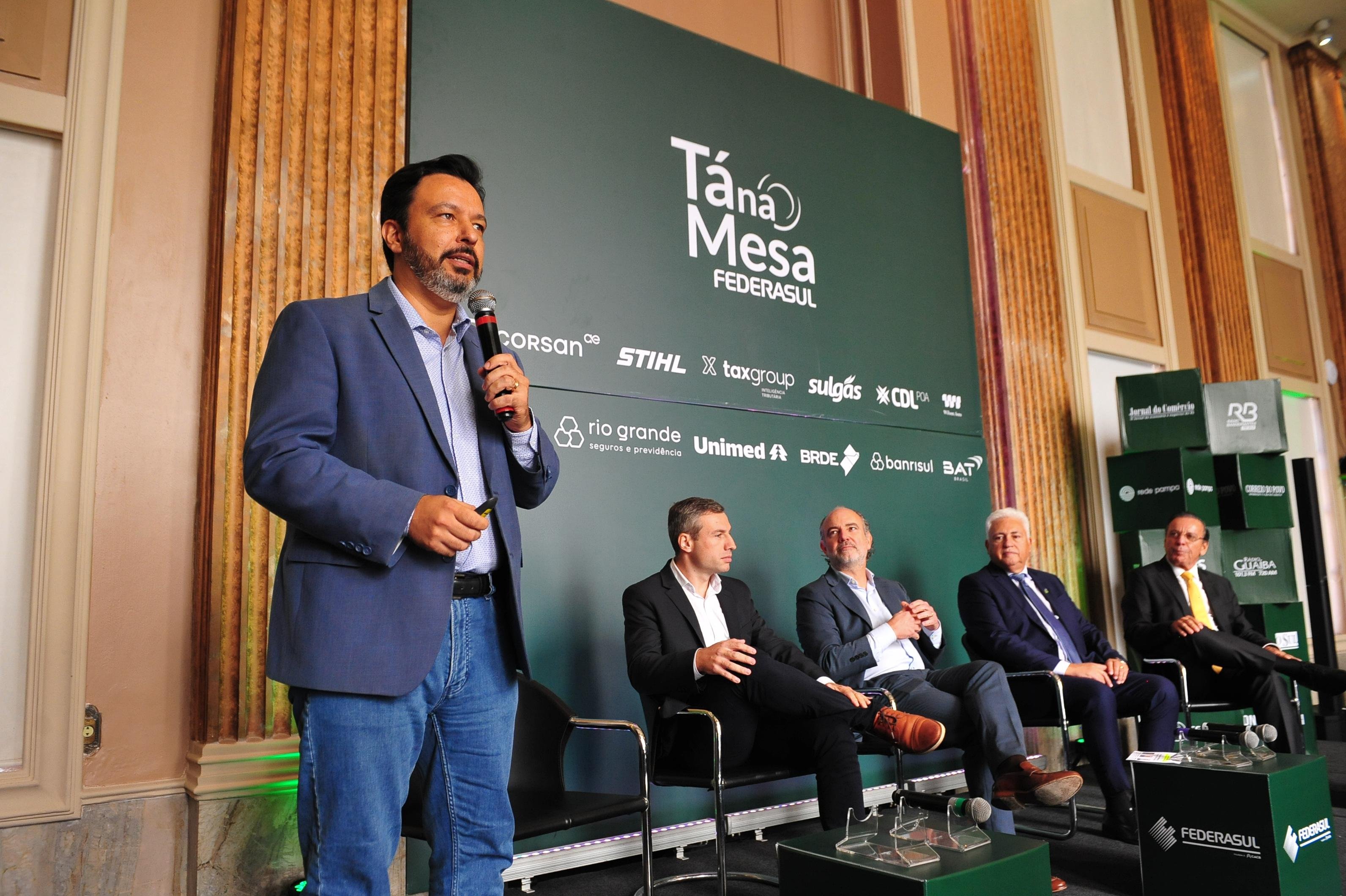 Evento contou com a presen&ccedil;a do superintendente regional do Dnit RS, Hiratan Pinheiro; Leonardo Betin, presidente da Associa&ccedil;&atilde;o dos Munic&iacute;pio da Fronteira Oeste (Amfro) e prefeito de Itaqui e Jeferson Pires, presidente do Cons&oacute;rcio do Desenvolvimento do Pampa (Codepampa) e prefeito de Quara&iacute;