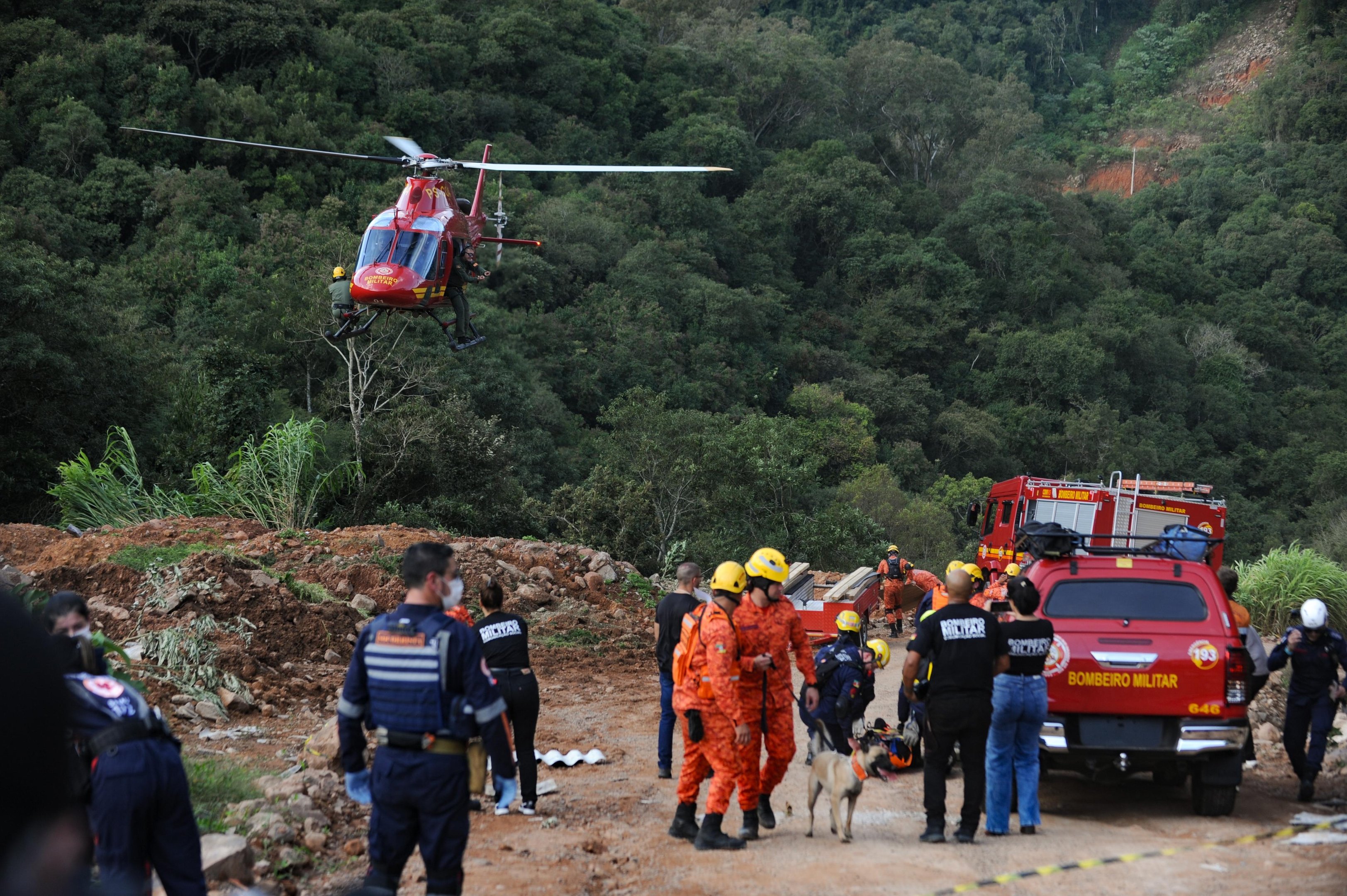 O Governo do RS realiza um exerc&iacute;cio simulado de a&ccedil;&atilde;o e resgate em caso de deslizamento de terra no Bairro Zatt, em Bento Gon&ccedil;alves