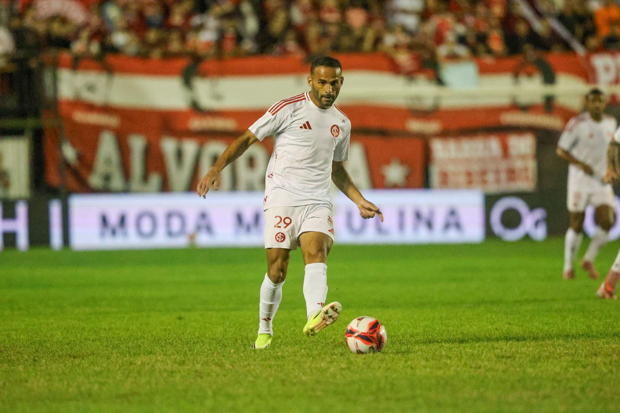 Thiago Maia teve atua&ccedil;&atilde;o razo&aacute;vel no meio-campo colorado em Pelotas