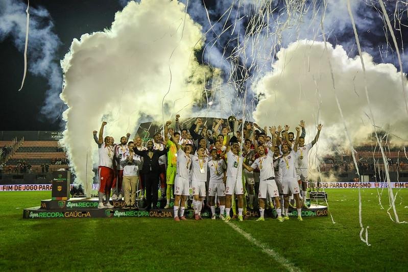 Inter vence o Brasil de virada e conquista a Recopa Ga&uacute;cha